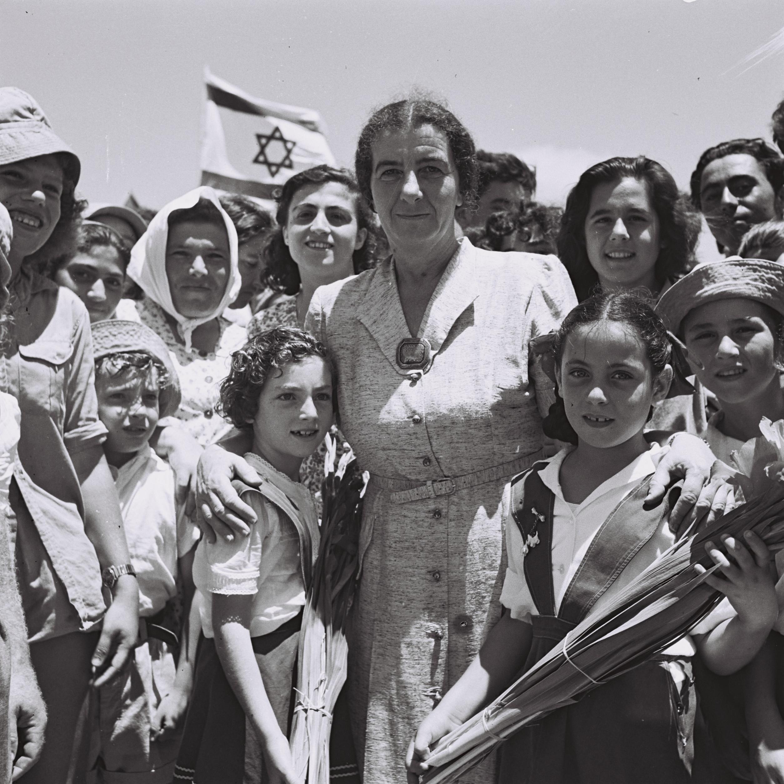 File:Golda Meir with children of Kibbutz Shfayim.jpg - Wikimedia Commons