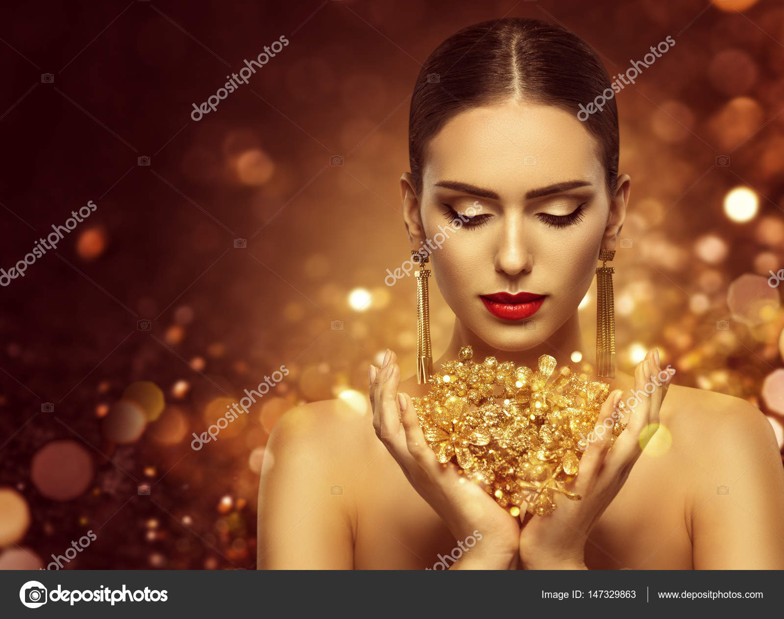 Fashion Model Holding Gold Jewelry in Hands, Woman Golden Beauty ...