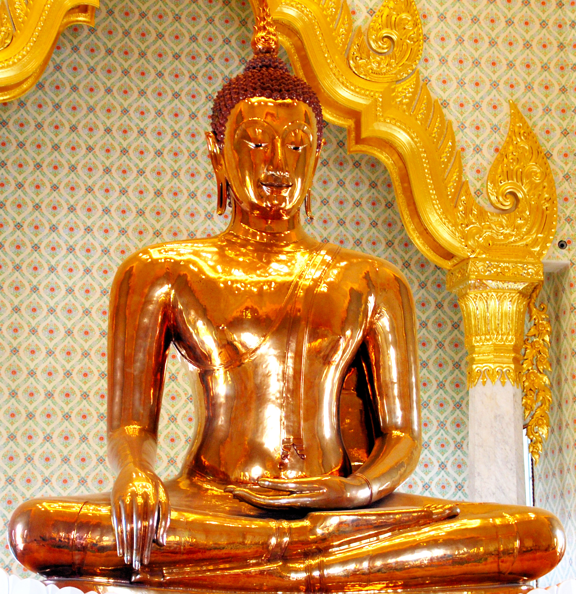 File:Golden Buddha statue at Wat Traimit.jpg - Wikimedia Commons