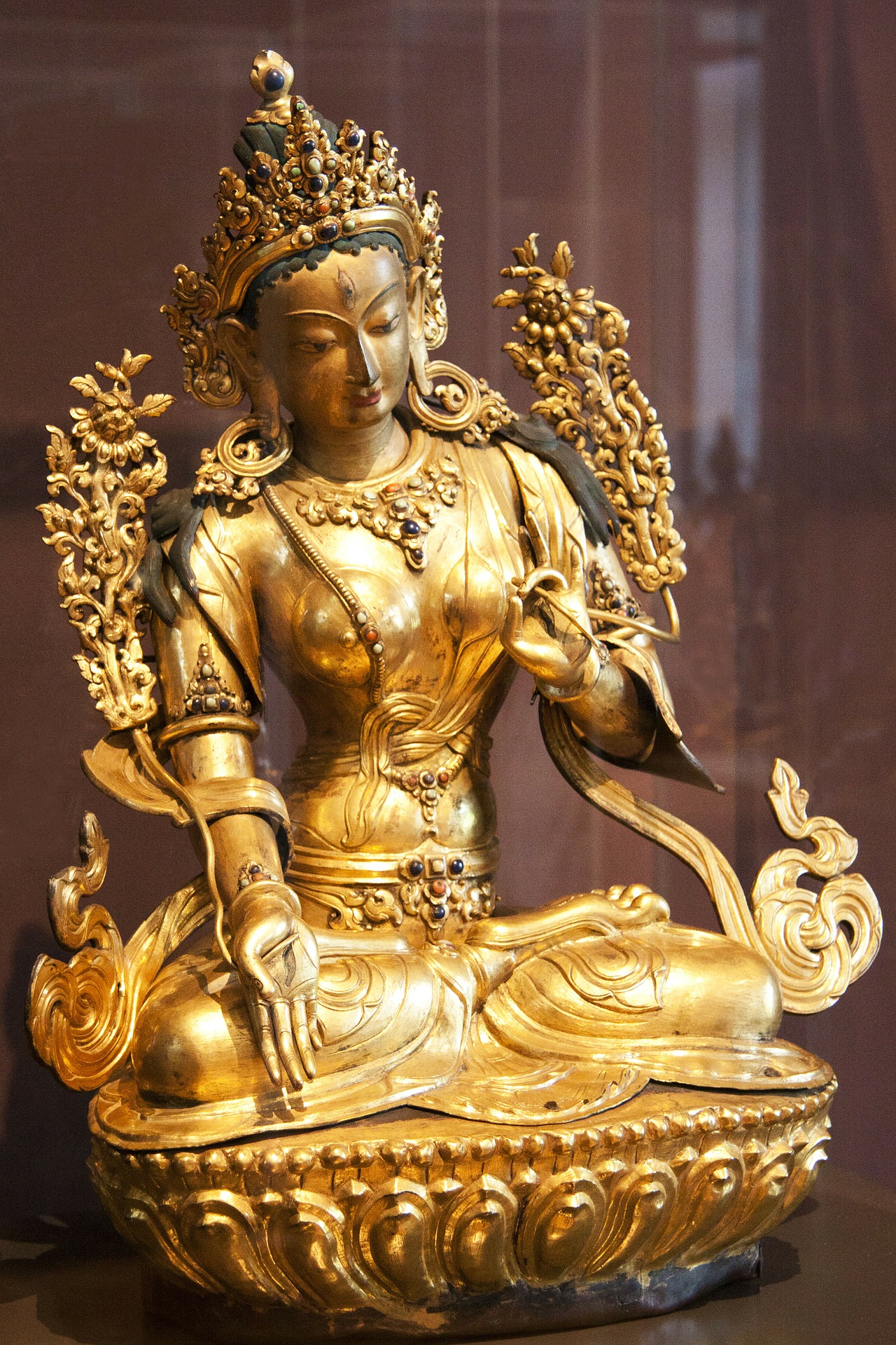 Golden sculpture photo