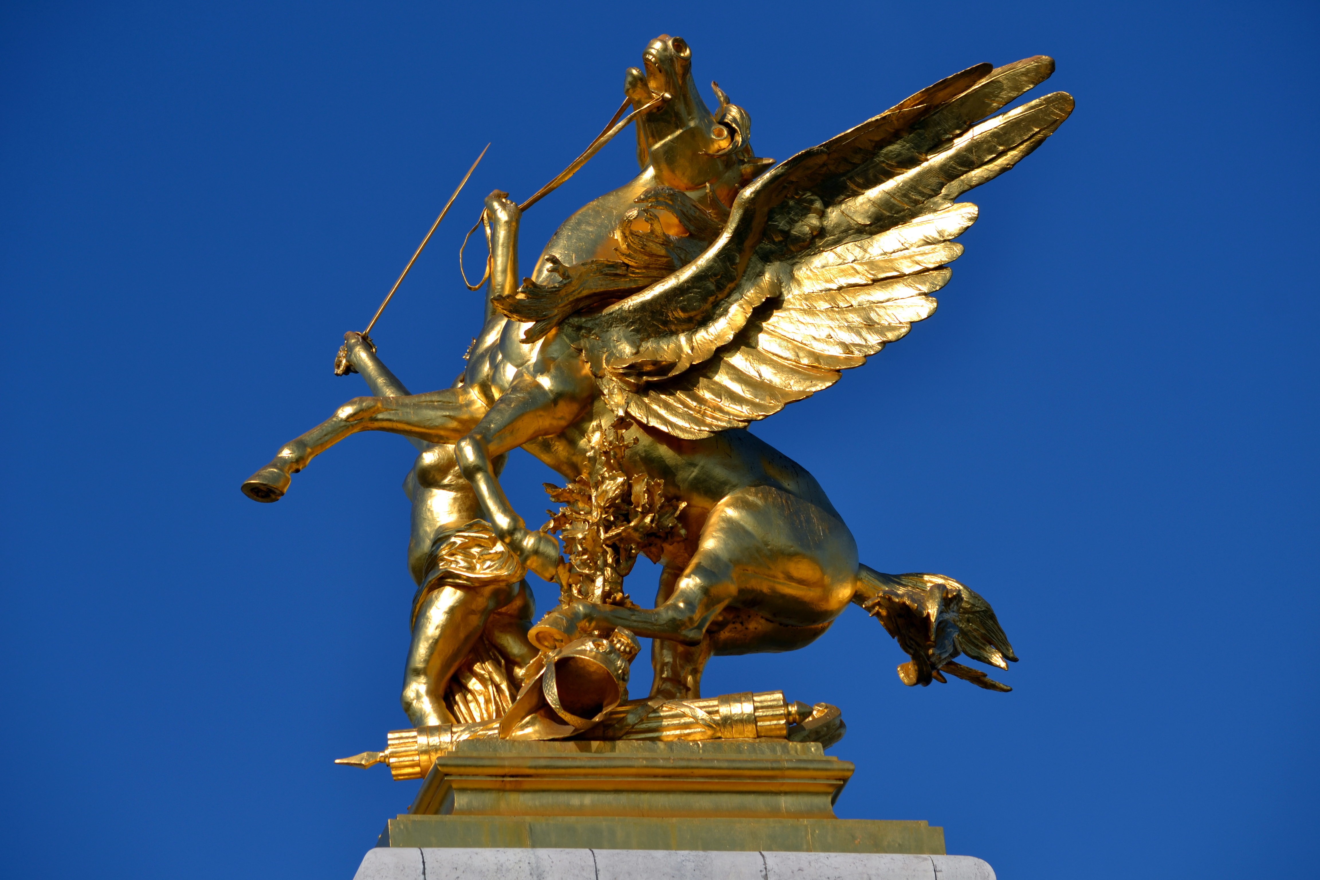 File:Golden statue on Pont Alexandre III 1.jpg - Wikimedia Commons