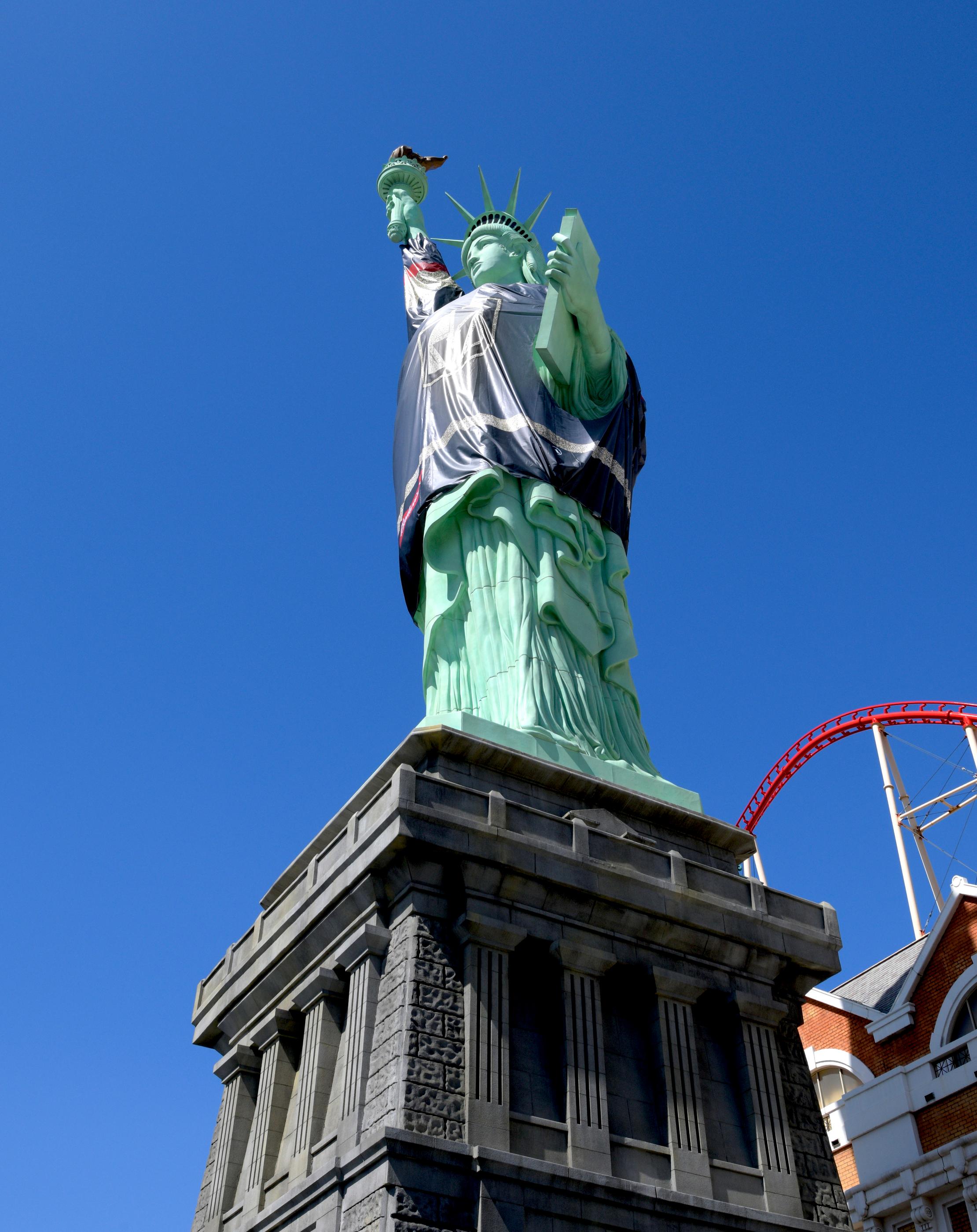 Statue of Liberty at NYNY ready for Vegas Golden Knights playoff ...