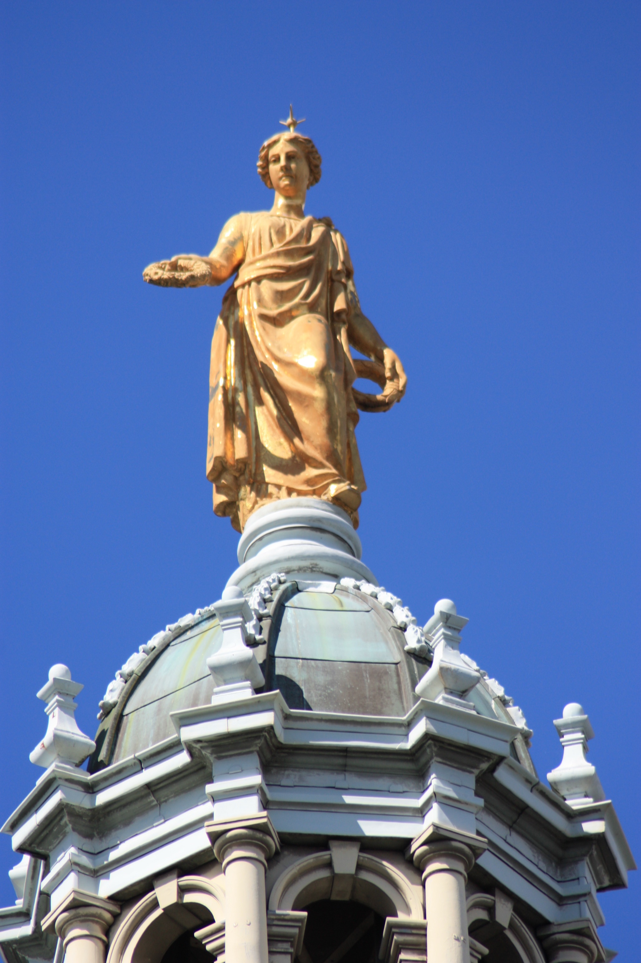 File:Golden statue of Fame on top of the main dome, Bank of Scotland ...