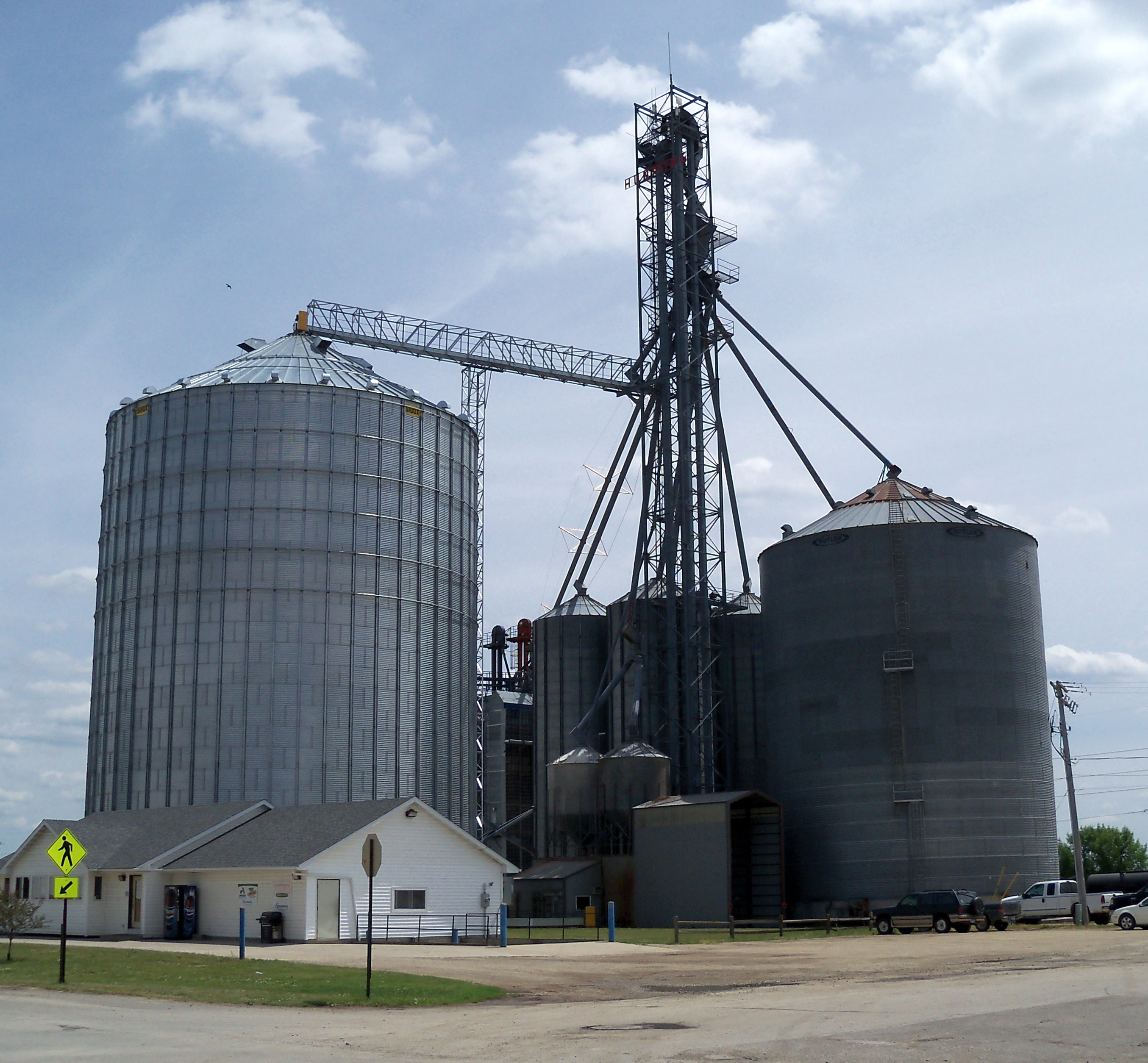 File:Grain elevator Claremont, Minnesota 5.jpg - Wikimedia Commons
