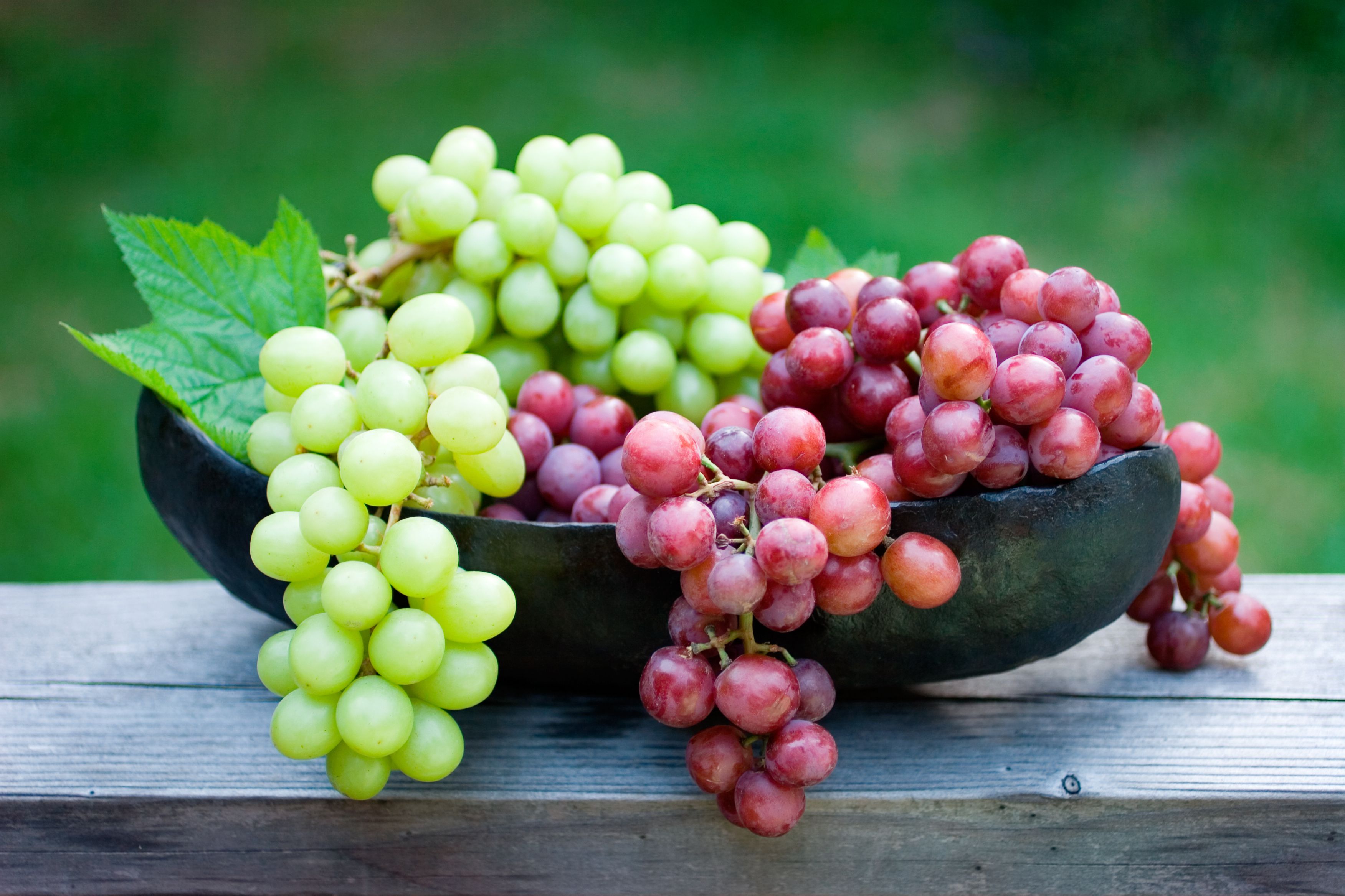 9 Health Benefits of Grapes - Are Red and Green Grapes Good for You?