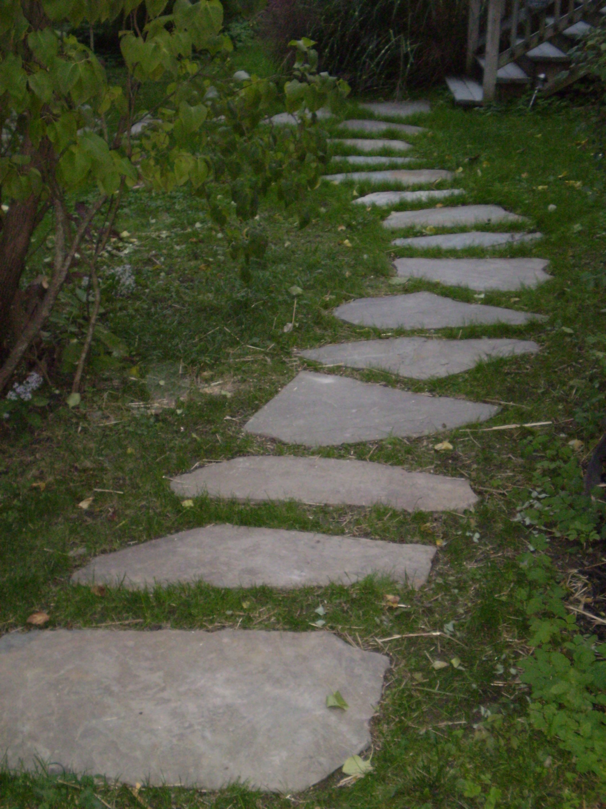 stepping stones in grass - Google Search | Patio/Porches/Yard ...