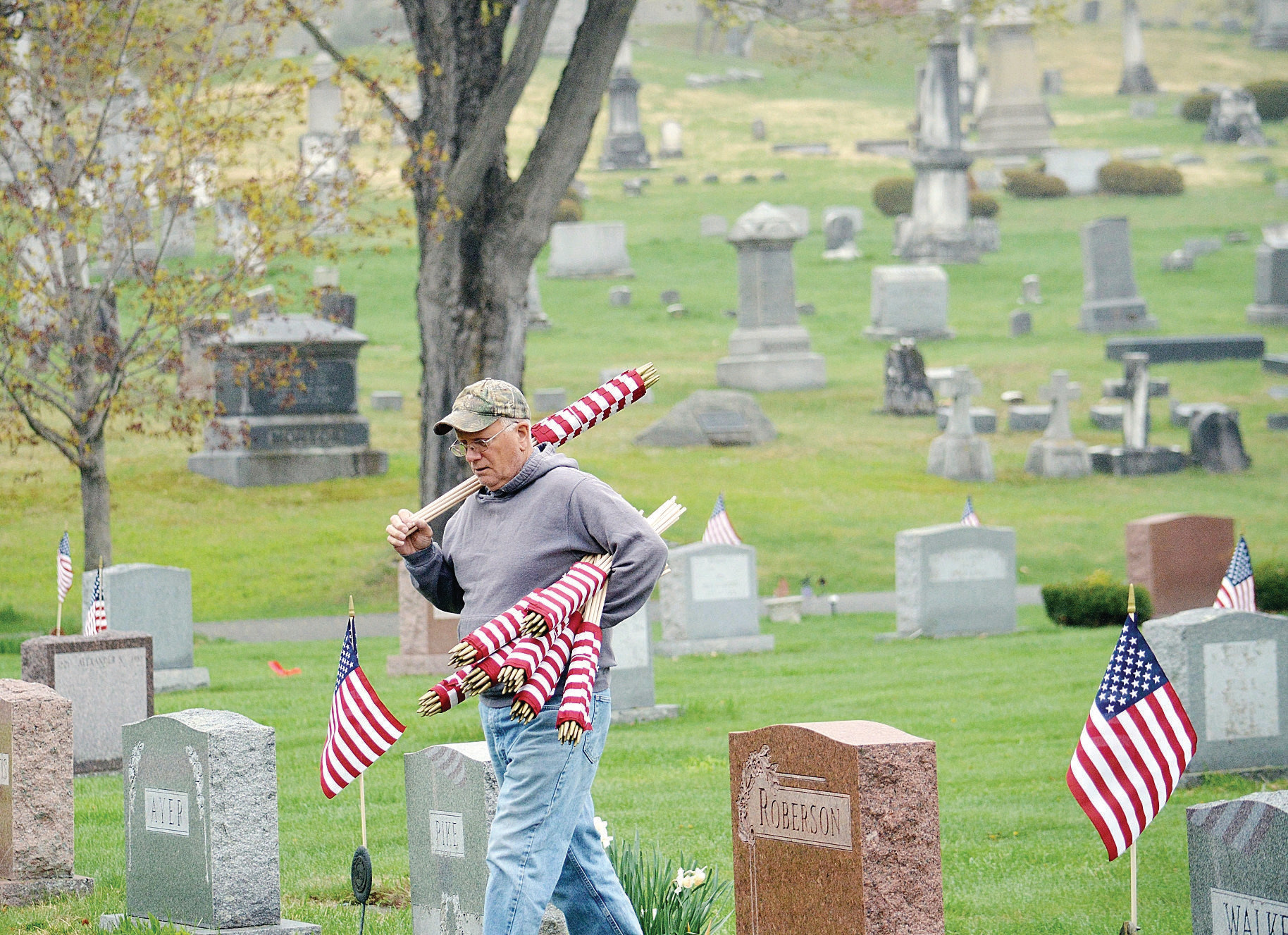 Before planting flags, crews must find veterans' graves | The ...