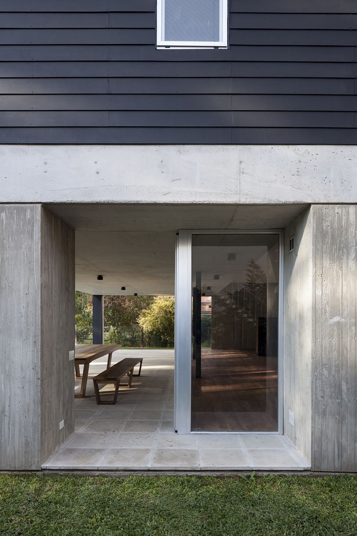 House DV: Modern Minimalism Draped in Concrete and Steel