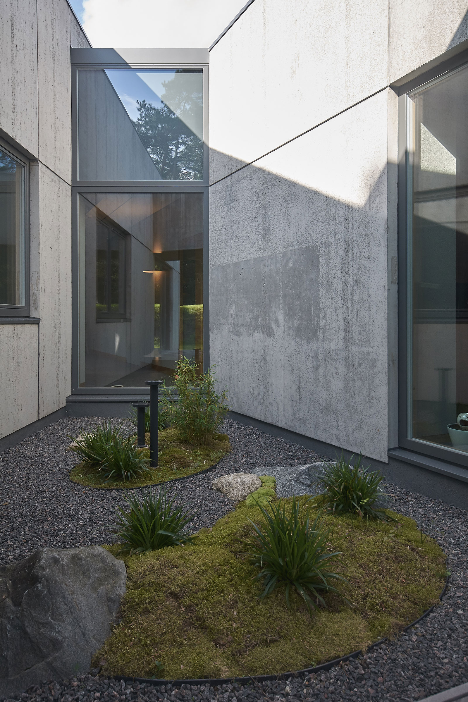 Residential Minimalist Concrete House At The Seaside | nebrau.com