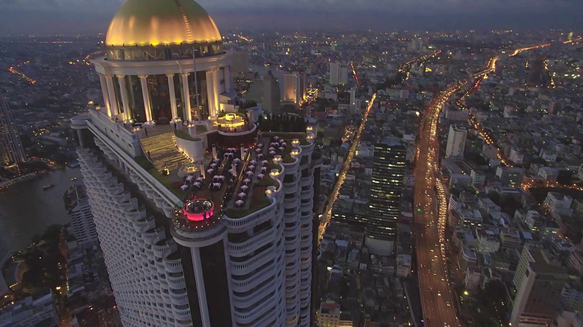 Highrise Tower in Bangkok with Spectacular Rooftop Bar and ...