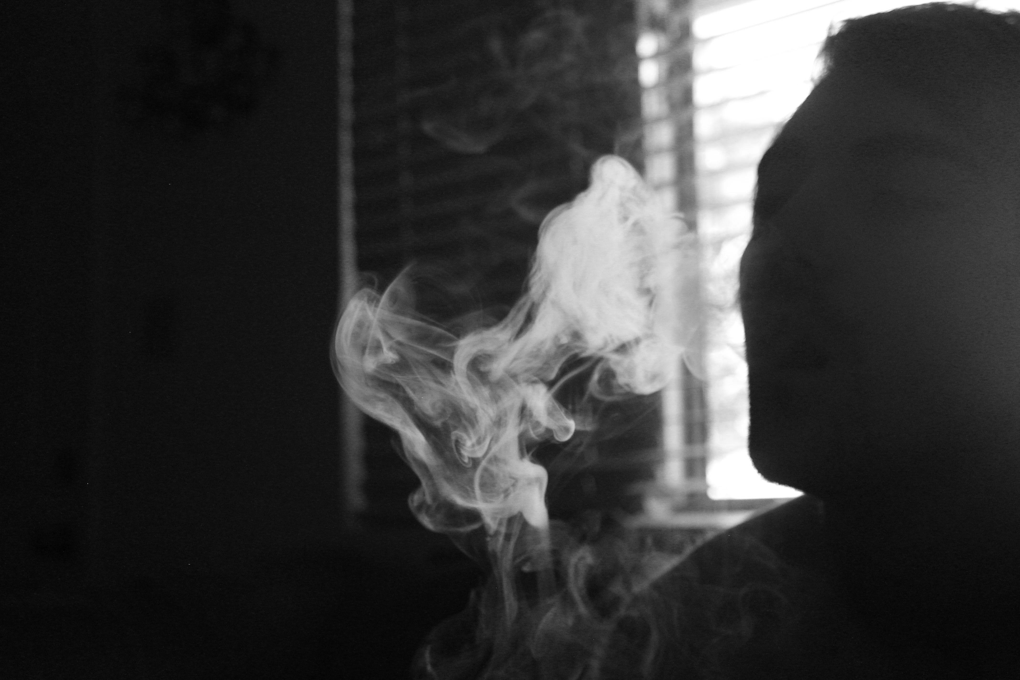 Не потушит боль сигаретный дым дорогой коньяк. Человек в сигаретном дыму. Дым. Человек в дыму от сигарет. Парень в дыму от сигарет.