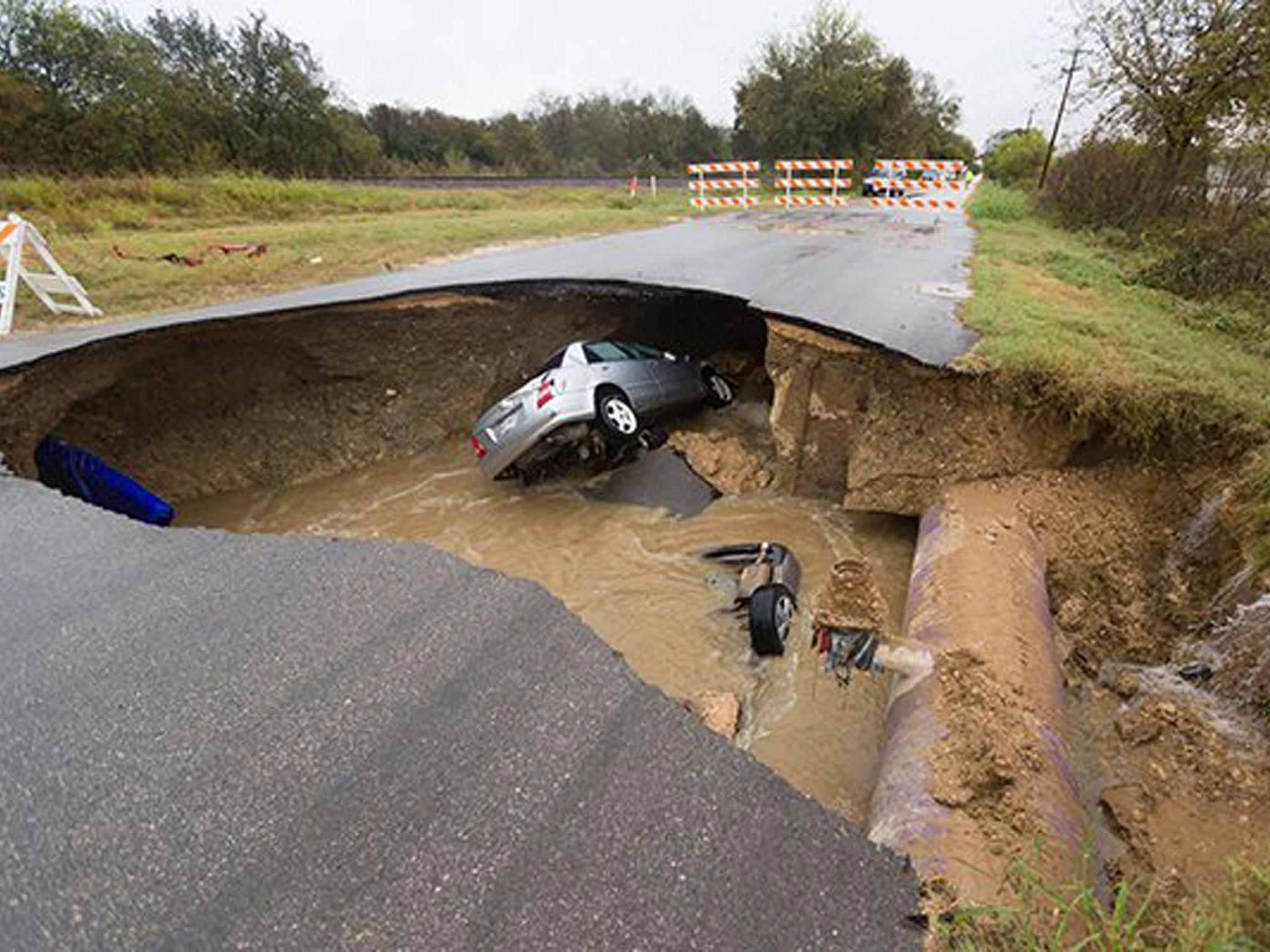 Texas police officer dies falling into massive sinkhole | The ...