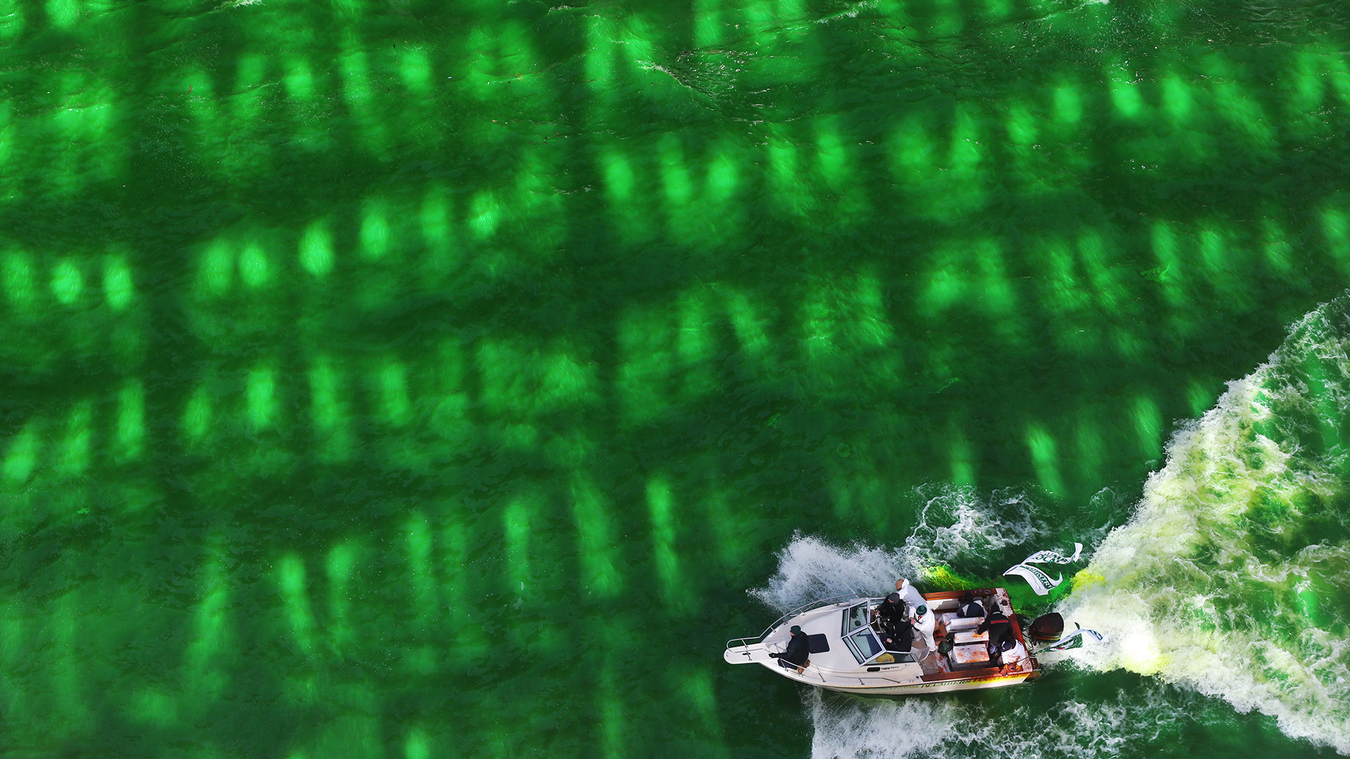 Time-lapse of Chicago River being dyed green for St. Patrick's Day ...