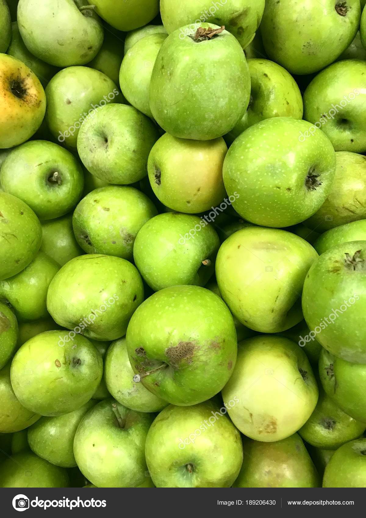 A lot of green and red apples at the grocery store — Stock Photo ...