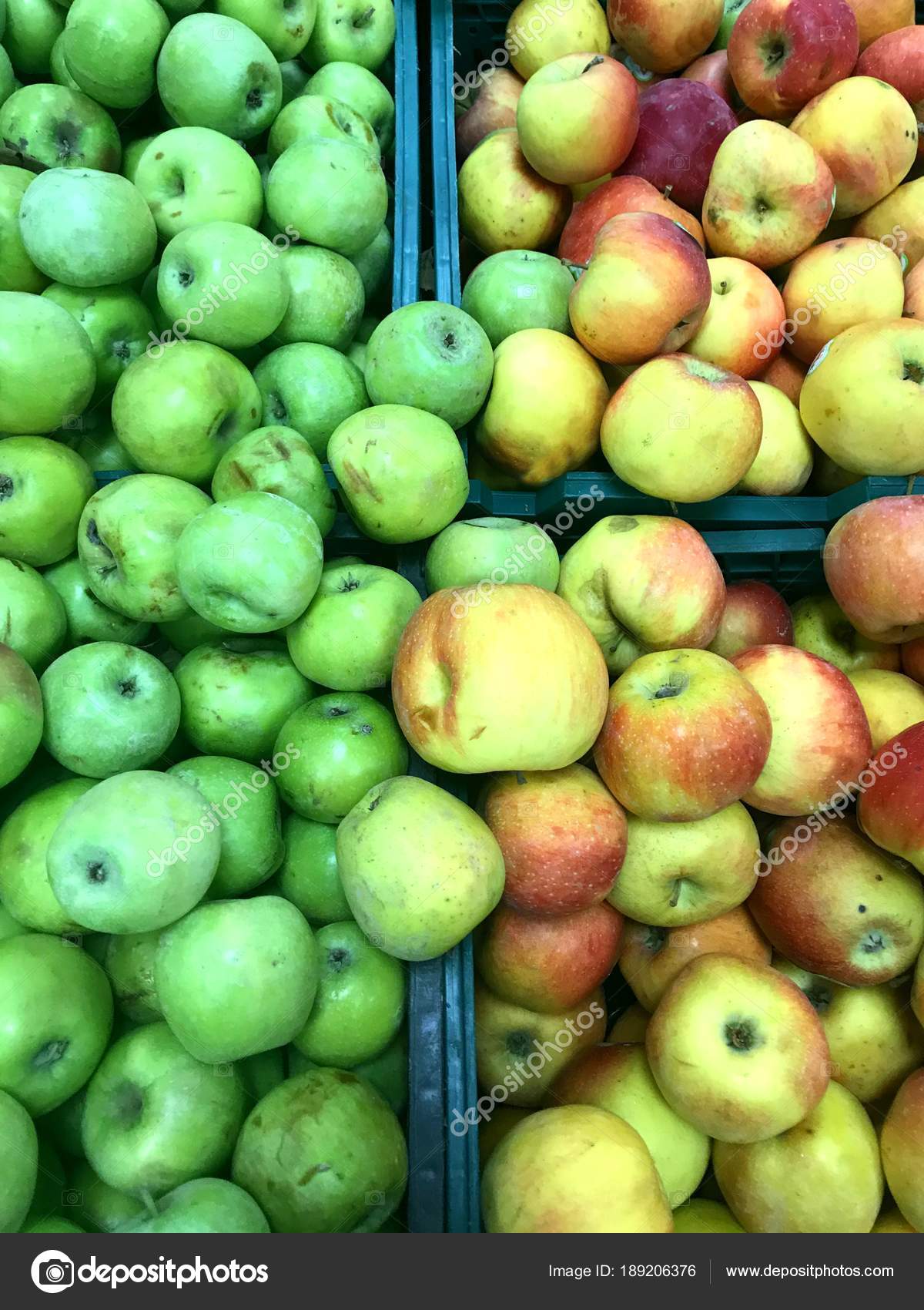 A lot of green and red apples at the grocery store — Stock Photo ...