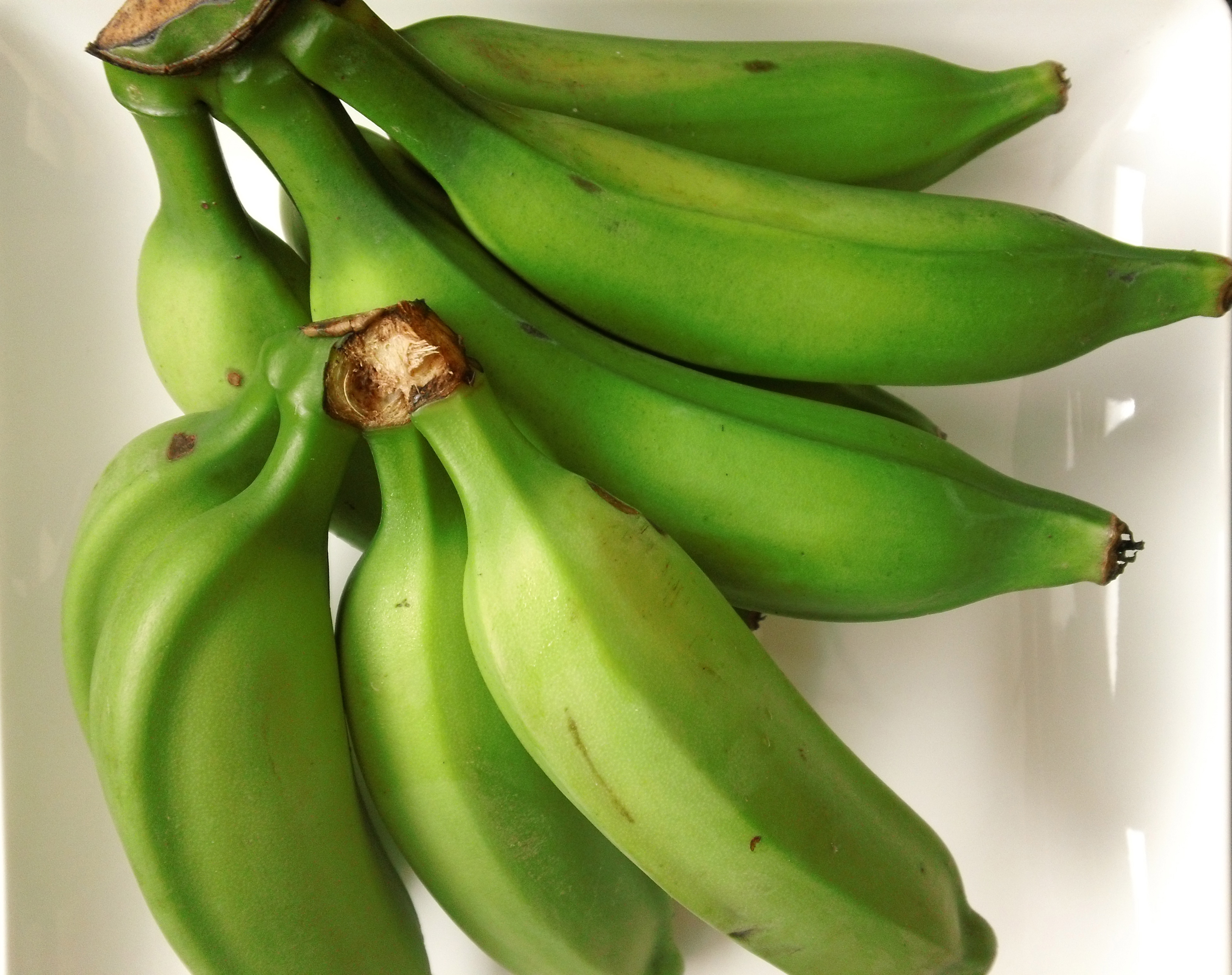 Можно есть зеленые бананы. Банан “Green Opal”. Зеленые бананы. Большие зеленые бананы. Большой зеленый банан.