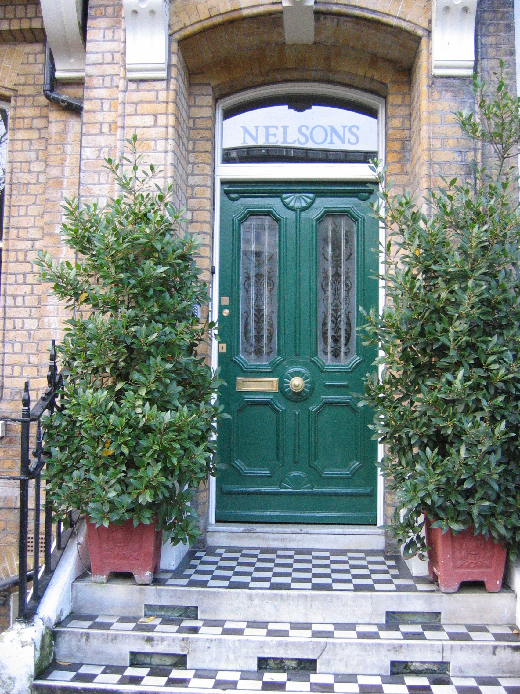File:Green door, 8 Bloomsbury Square, London WC1.jpg - Wikimedia Commons