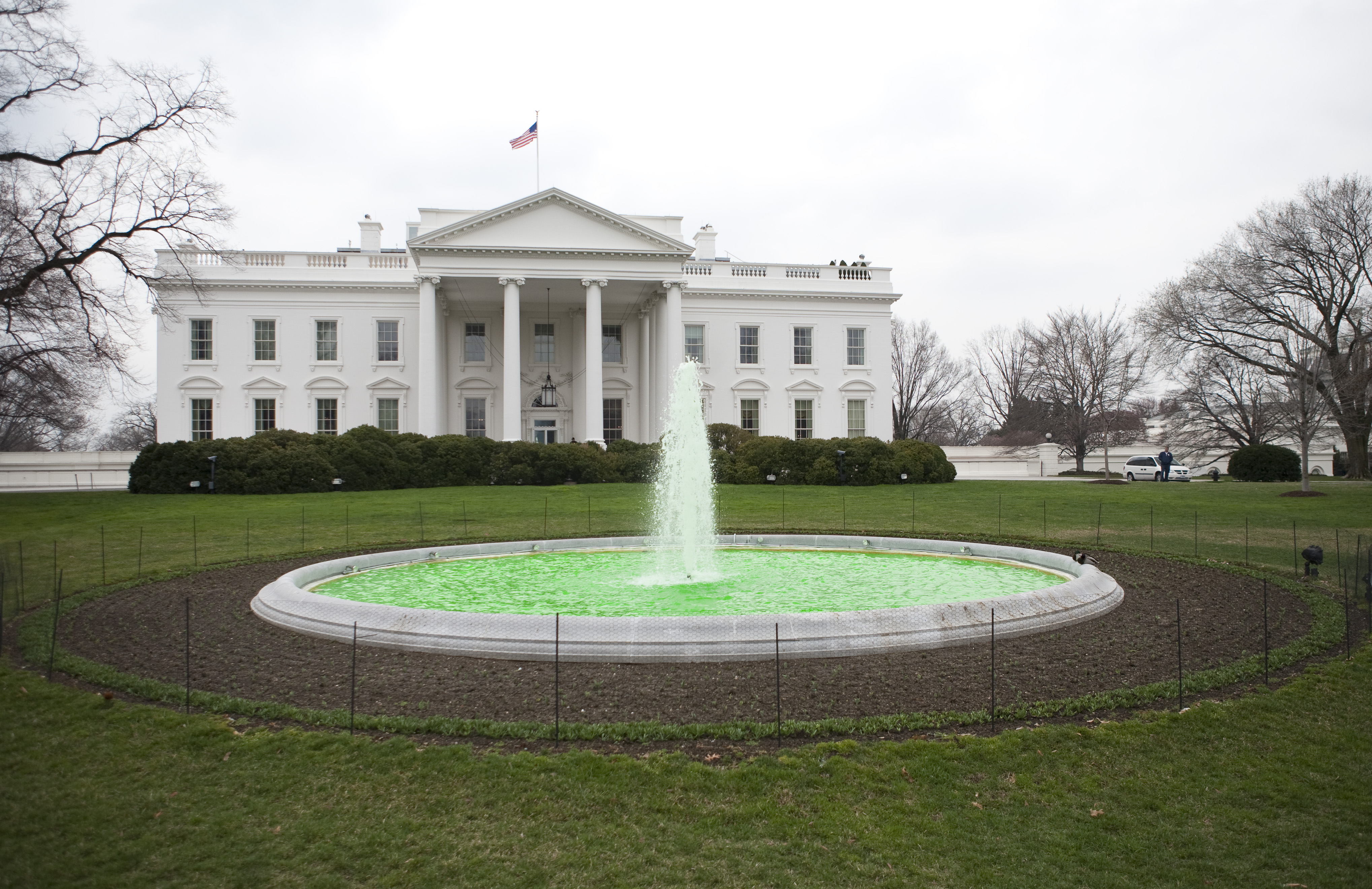 File:Green Fountain at White House on St Patricks Day, 2009.jpg ...