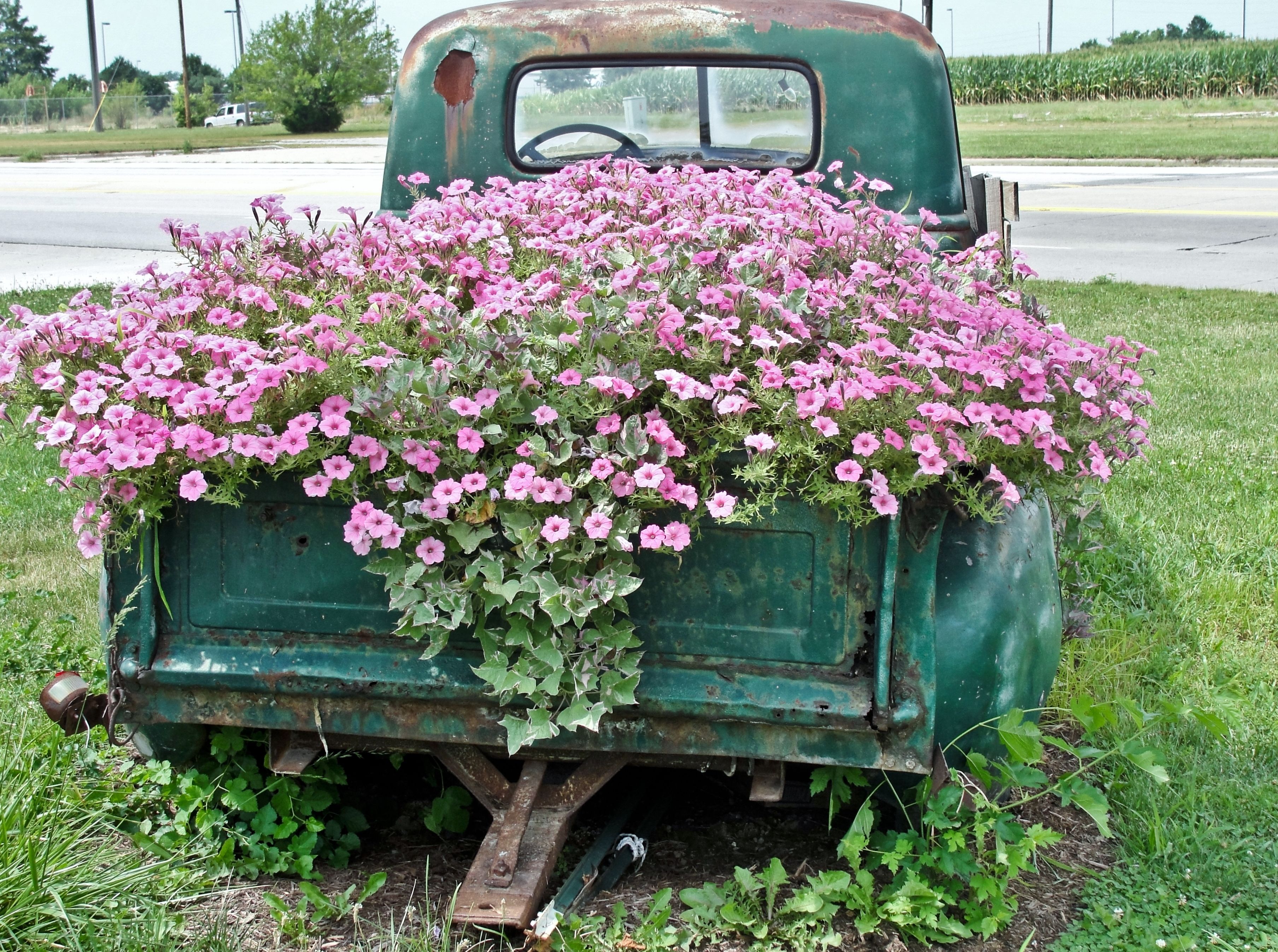 Old Truck Flowerbed.... so need to do this with the one we have ...