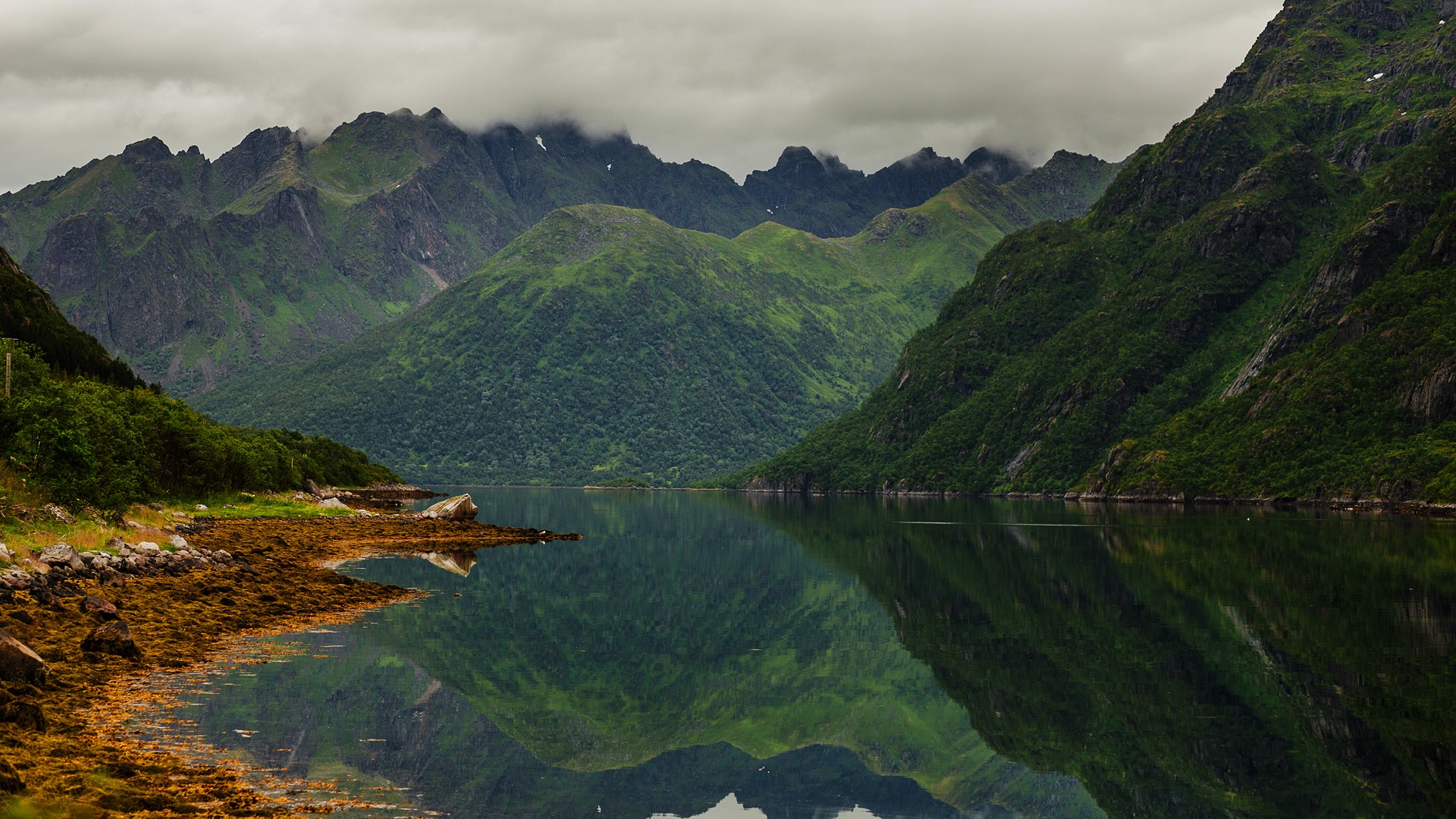 Rugged green mountains reflected in a lake in Norway | Windows 10 ...