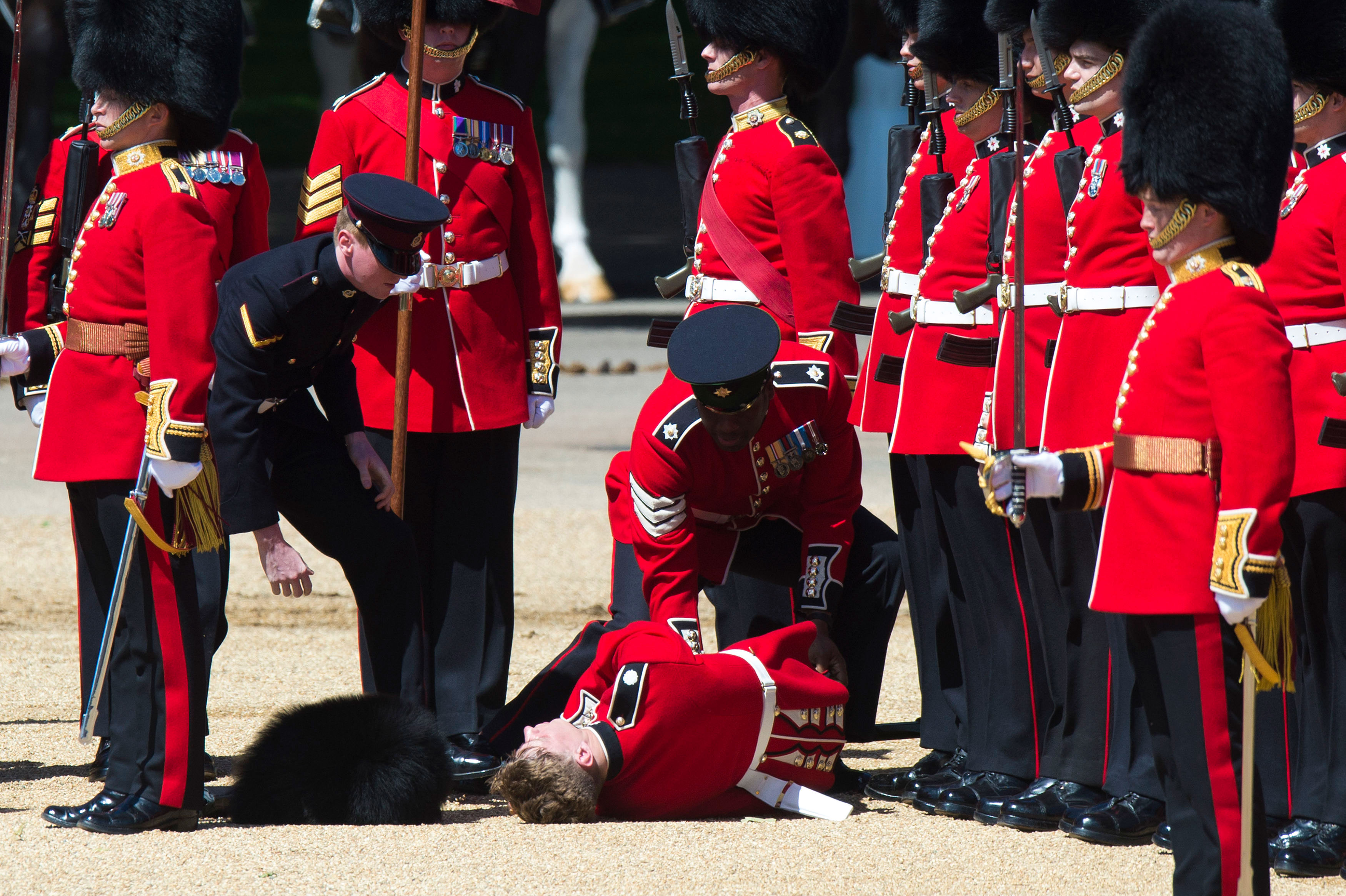 The Queen's Guards Faint During Trooping the Colour Ceremony ...