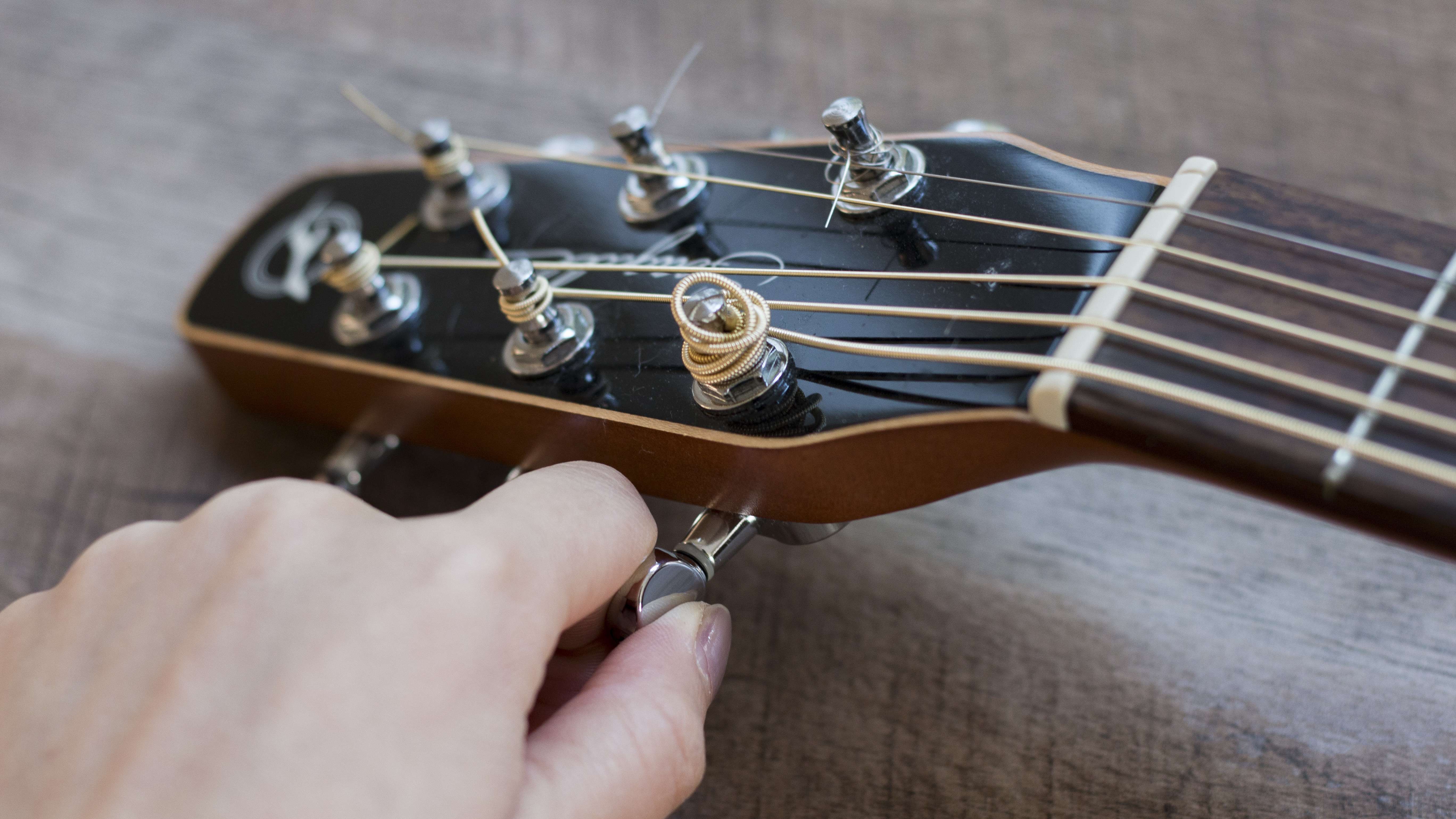 How To Change Your Guitar Strings | Hub Guitar