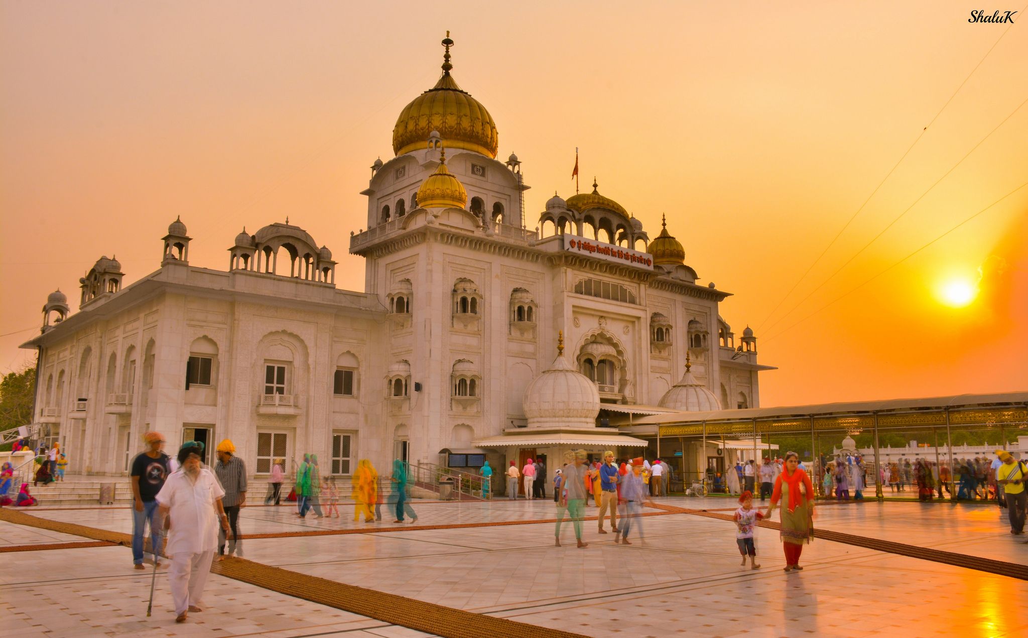 Delhi - Gurudwara Bangla Sahib (Sikh Temple) sunset - Google zoeken ...