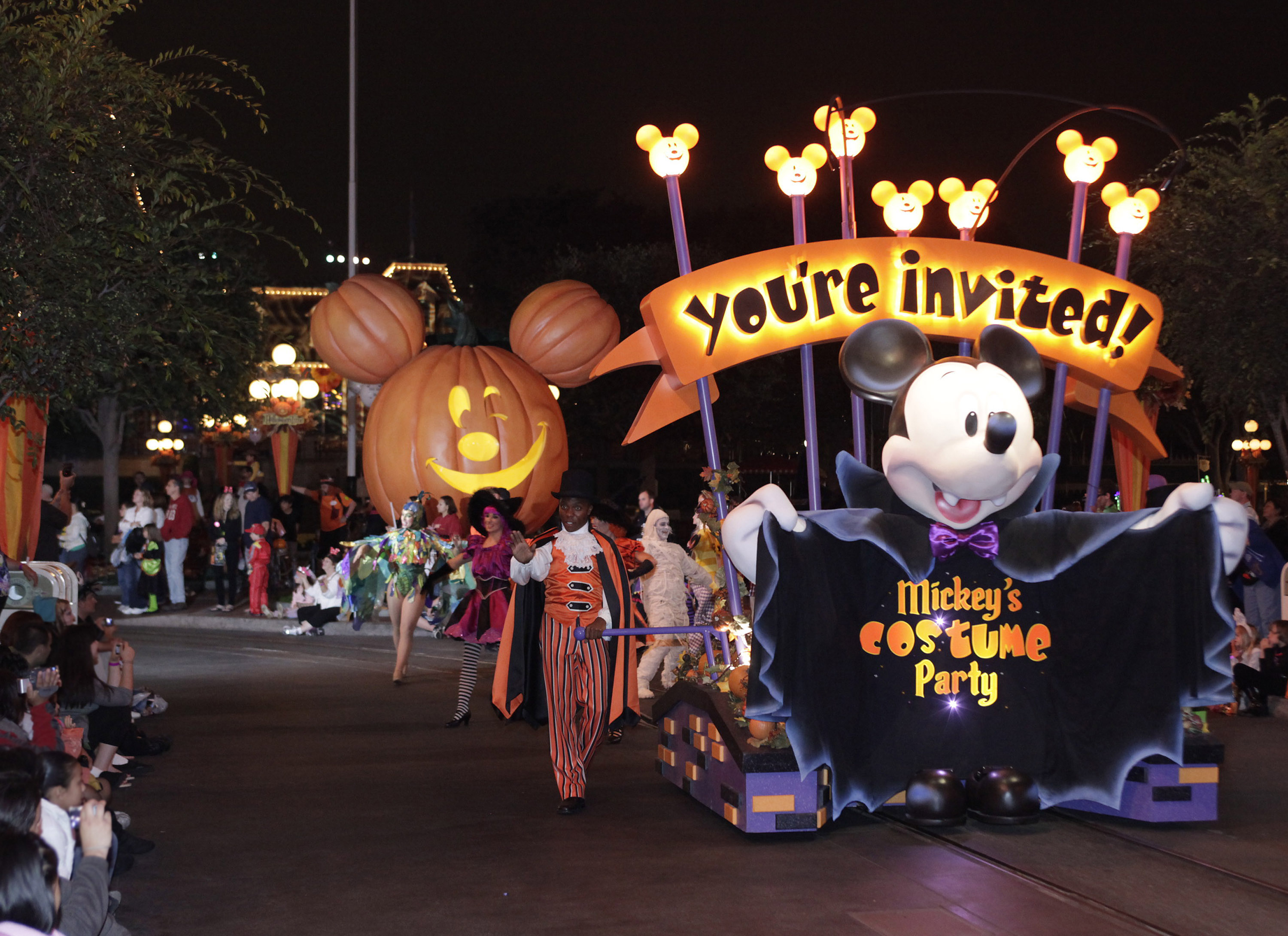 Frightful Fun to Have During Mickey's Halloween Party at Disneyland ...