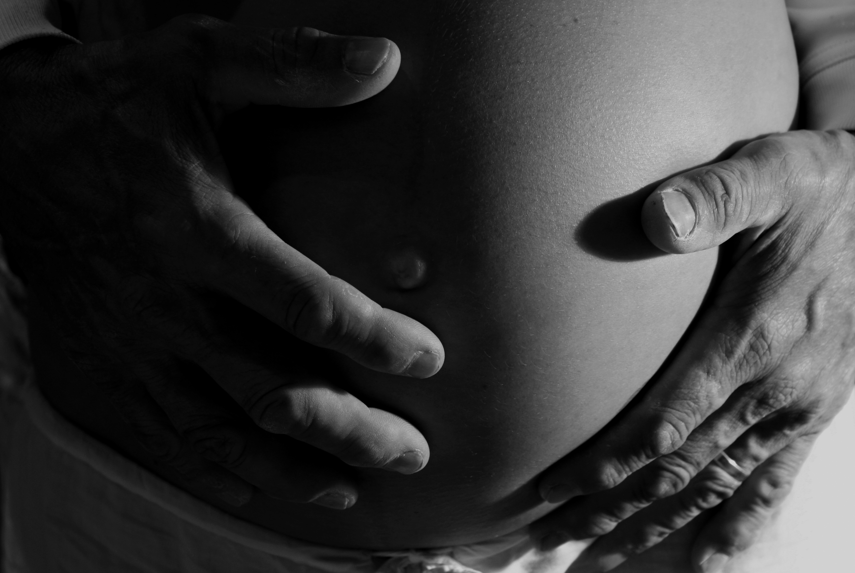 Мужские руки на беременном животе
