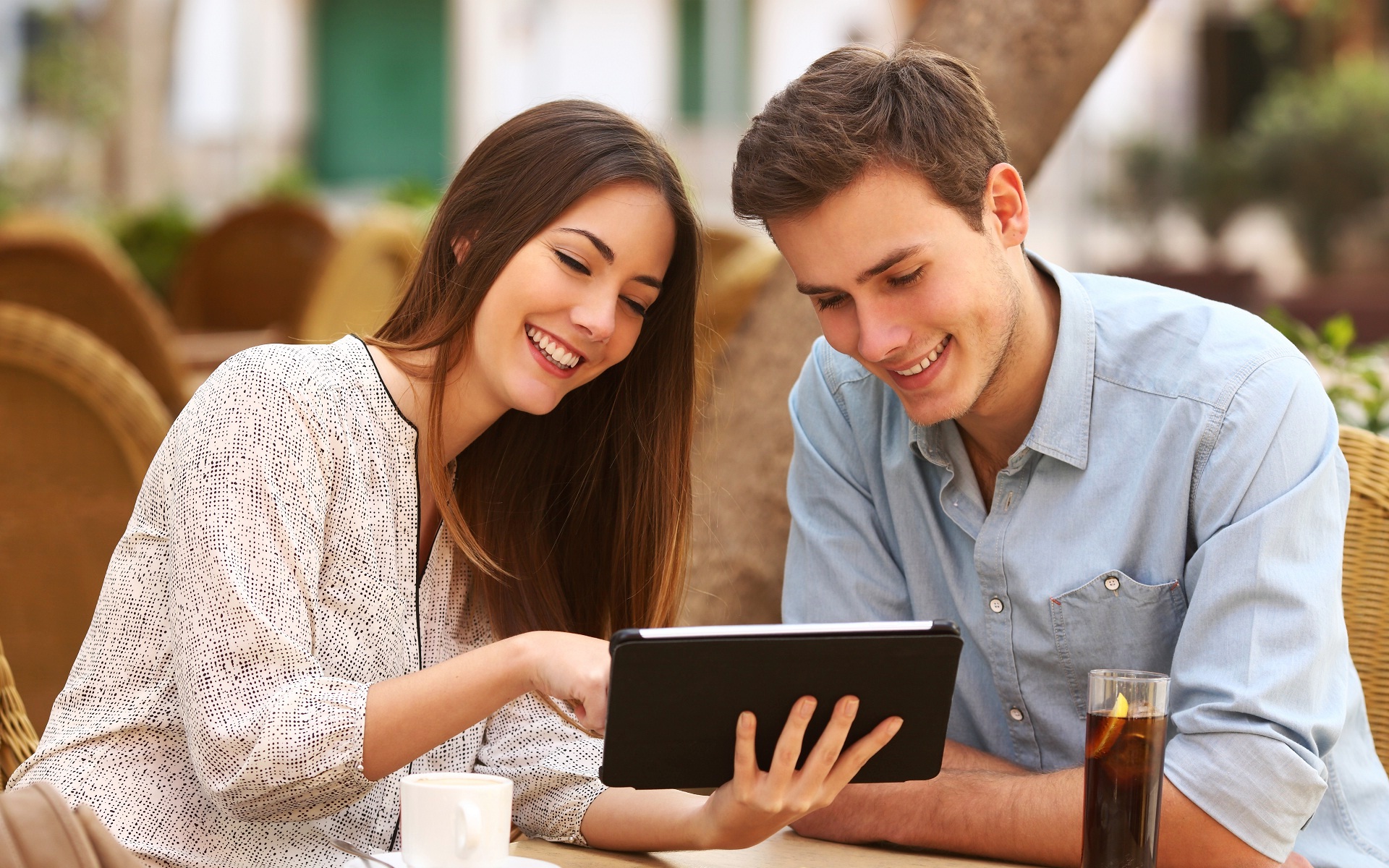 Happy couple with tablet phone nice wallpapers - New hd wallpaperNew ...