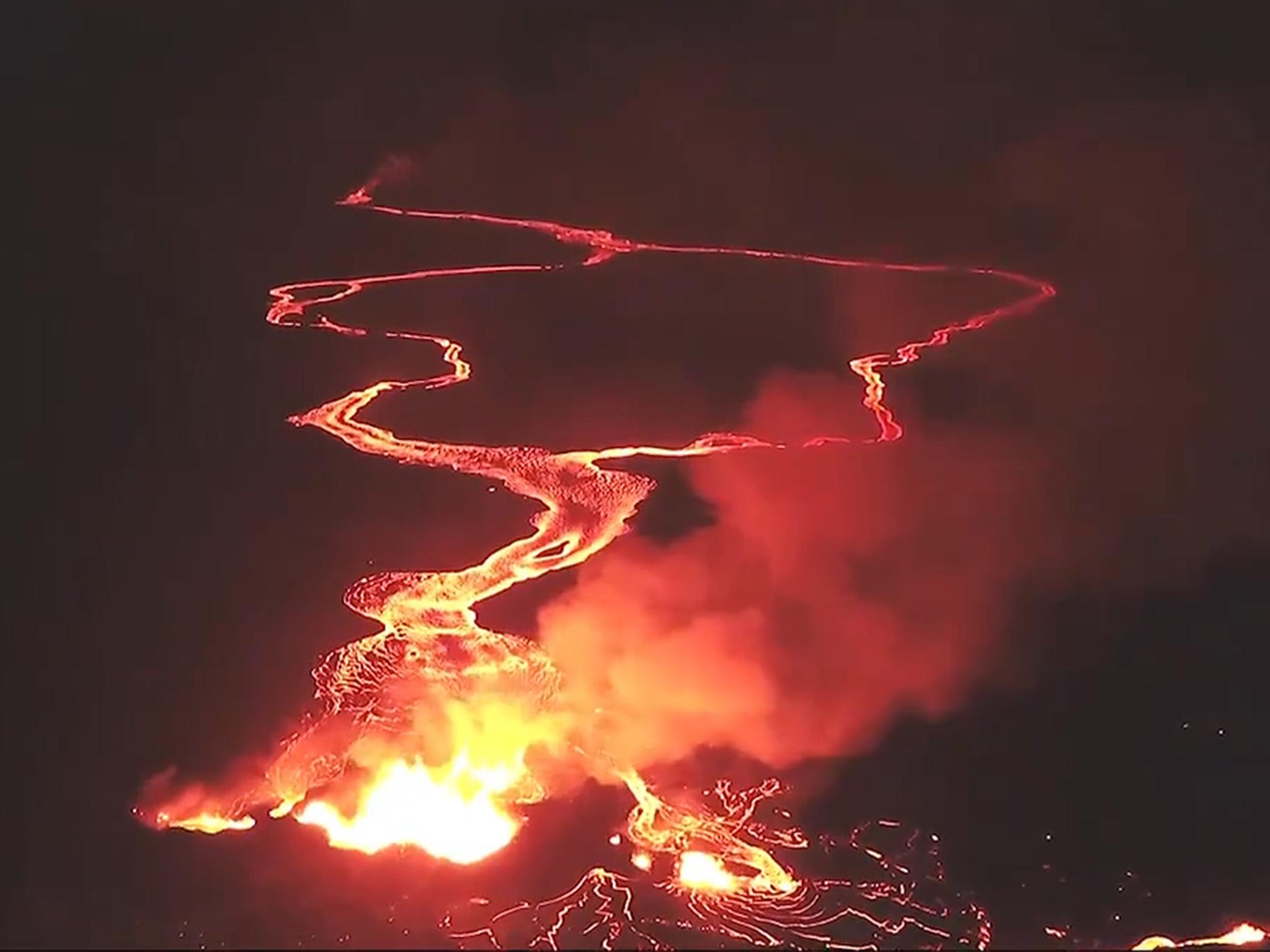 Hawaii volcano: Aerial footage shows rivers of lava flowing to the ...