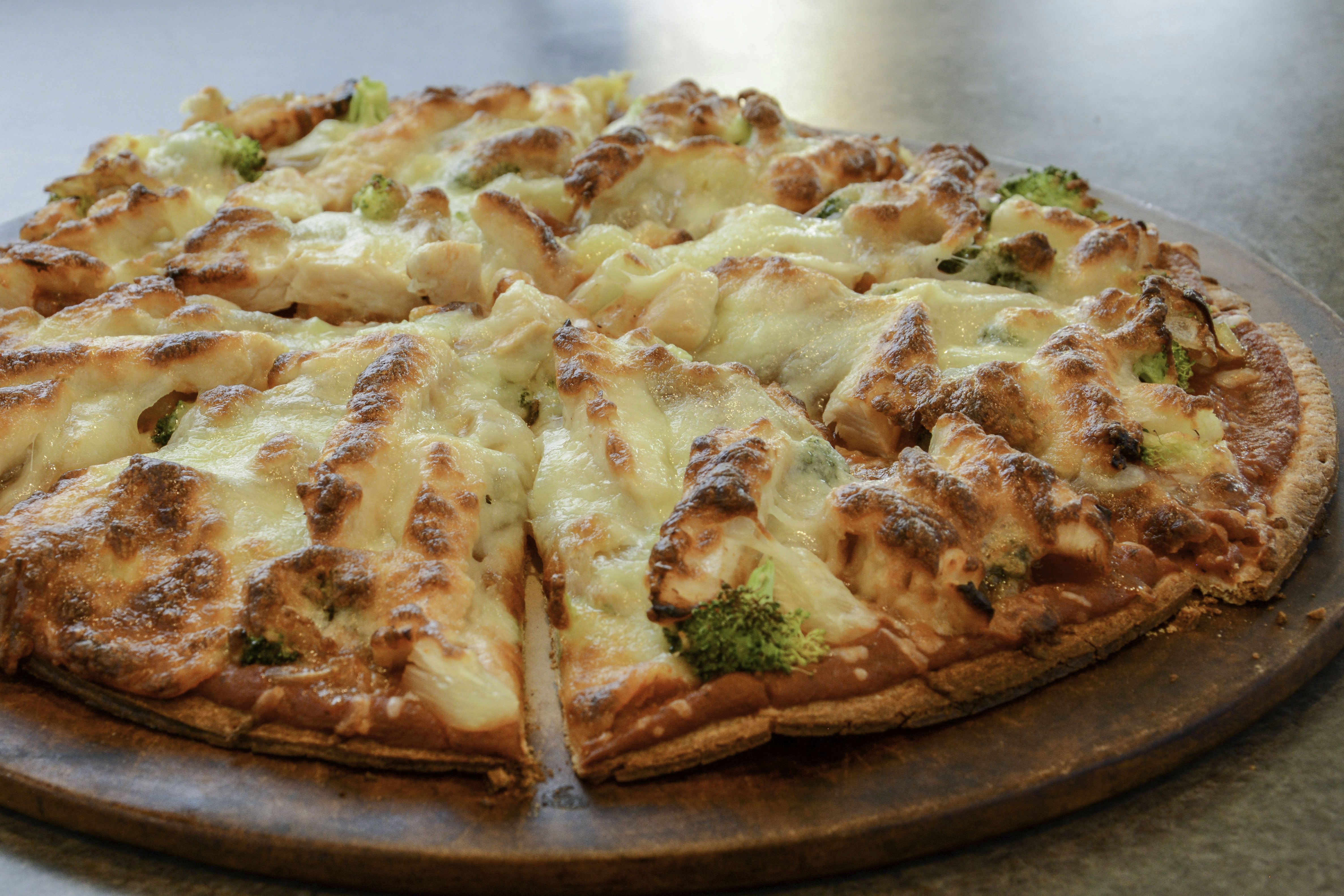 Hawaiian Chicken & Caramelized Onion Pizza | Gold'n Plump