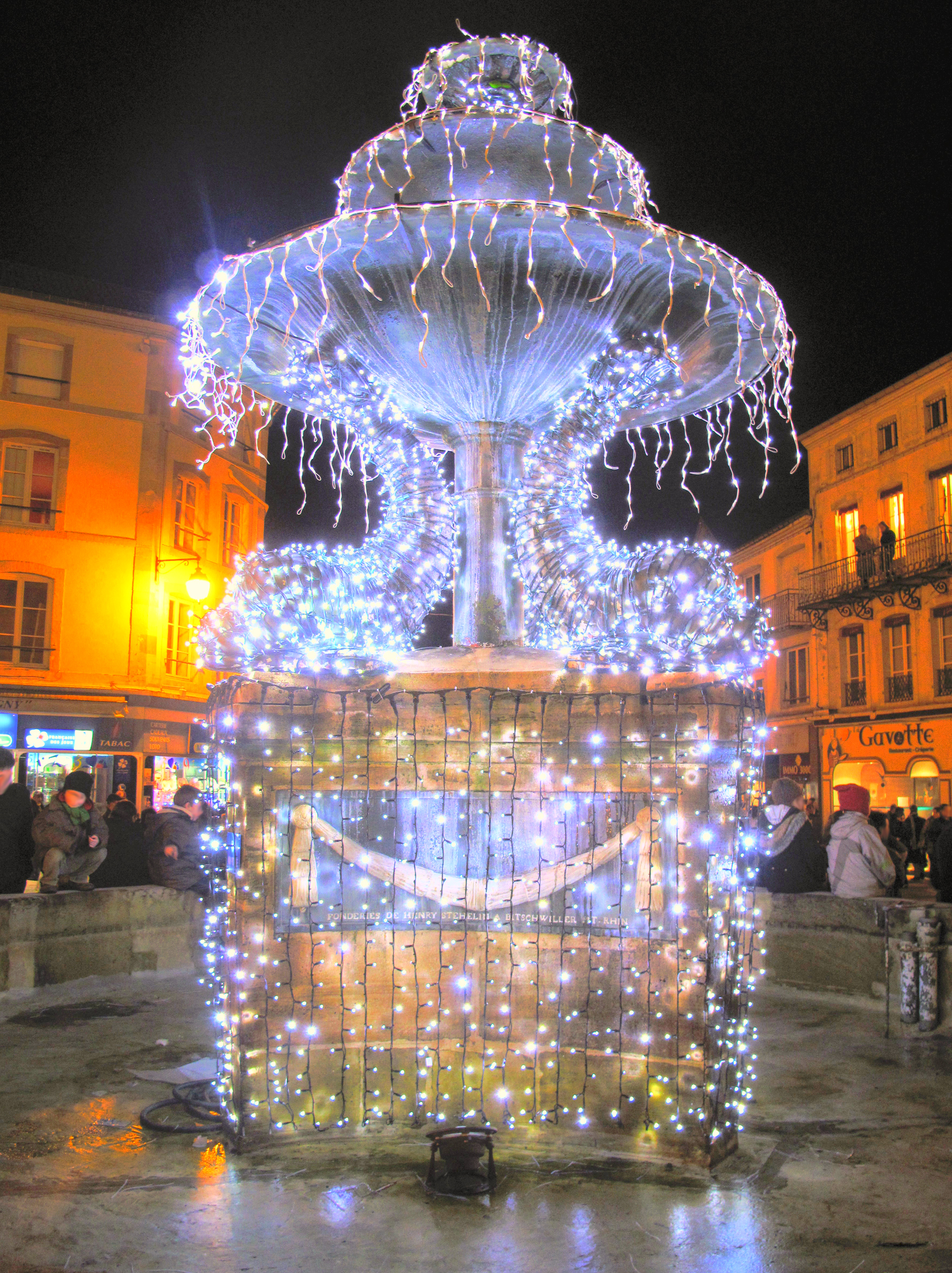 Christmas Fountain, Remiremont | HDR creme