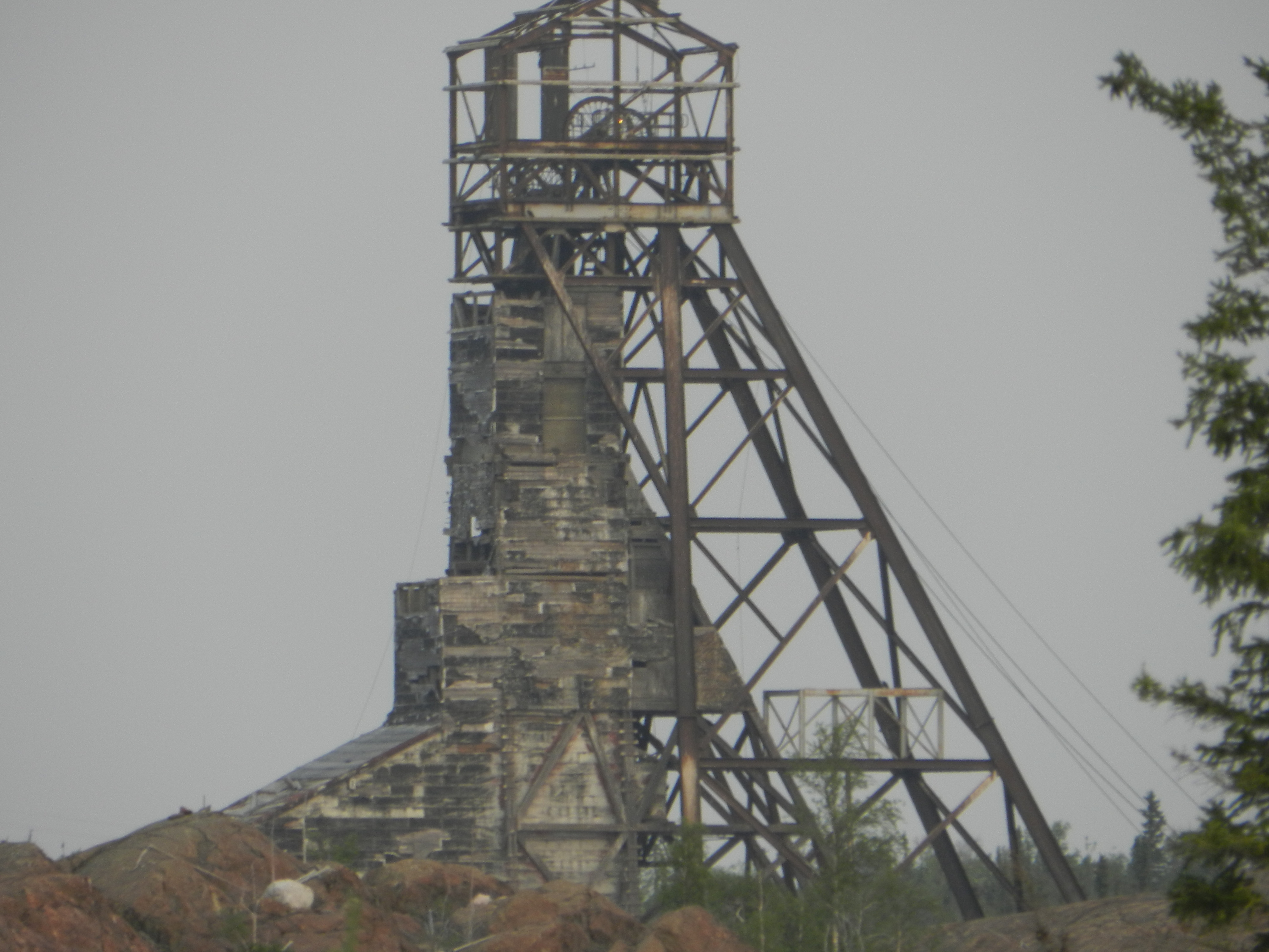 File:Giant Mine headframe 01.JPG - Wikimedia Commons