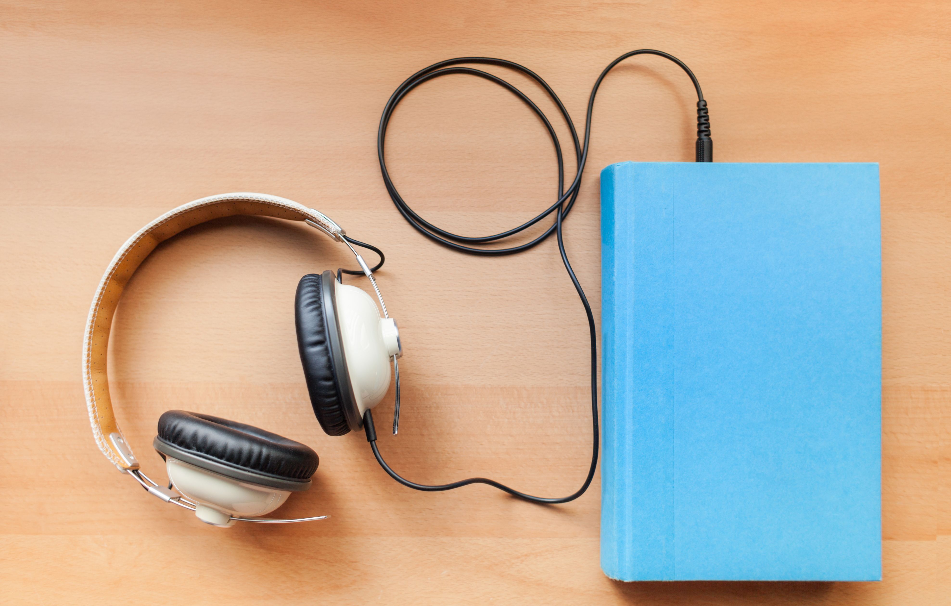 How to Fight Flight Boredom with Audio Books and Short Novels | Ciao Mom