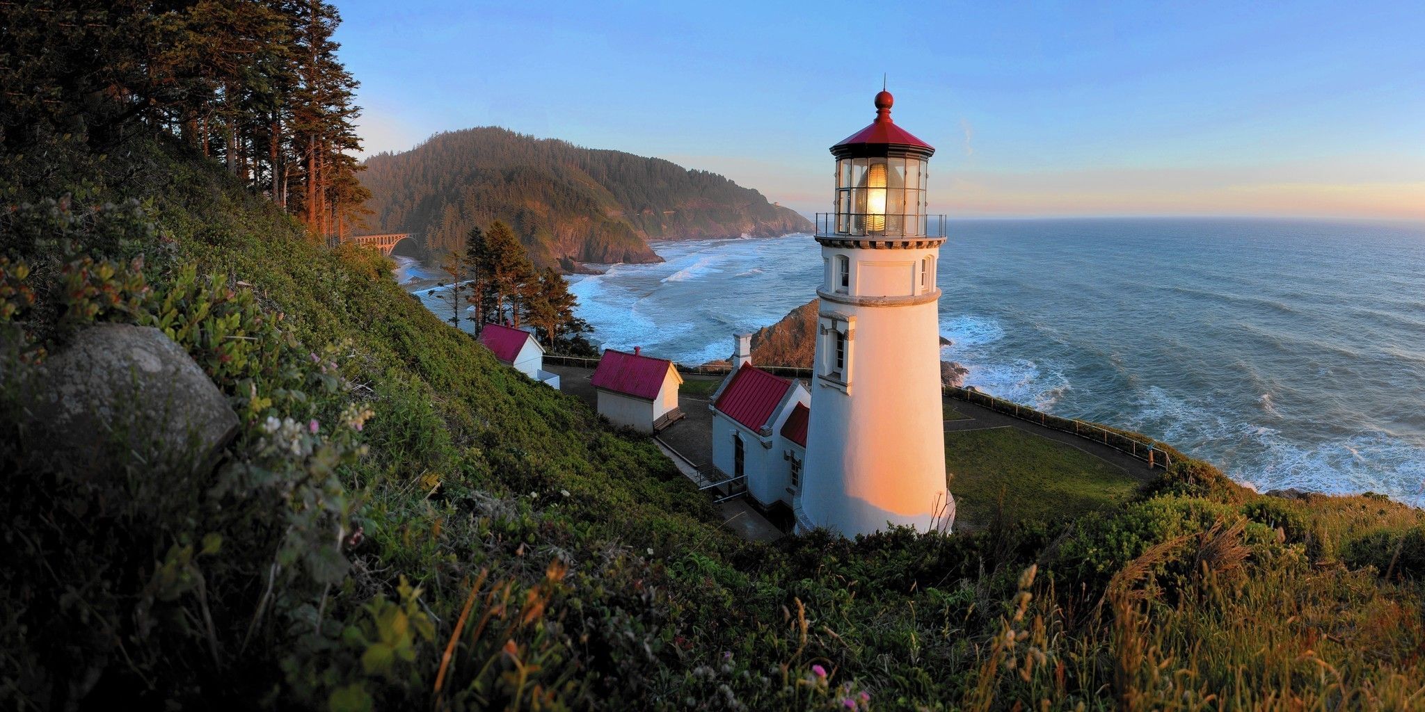 Oregon's Heceta Head Lighthouse Bed & Breakfast casts a bright glow ...
