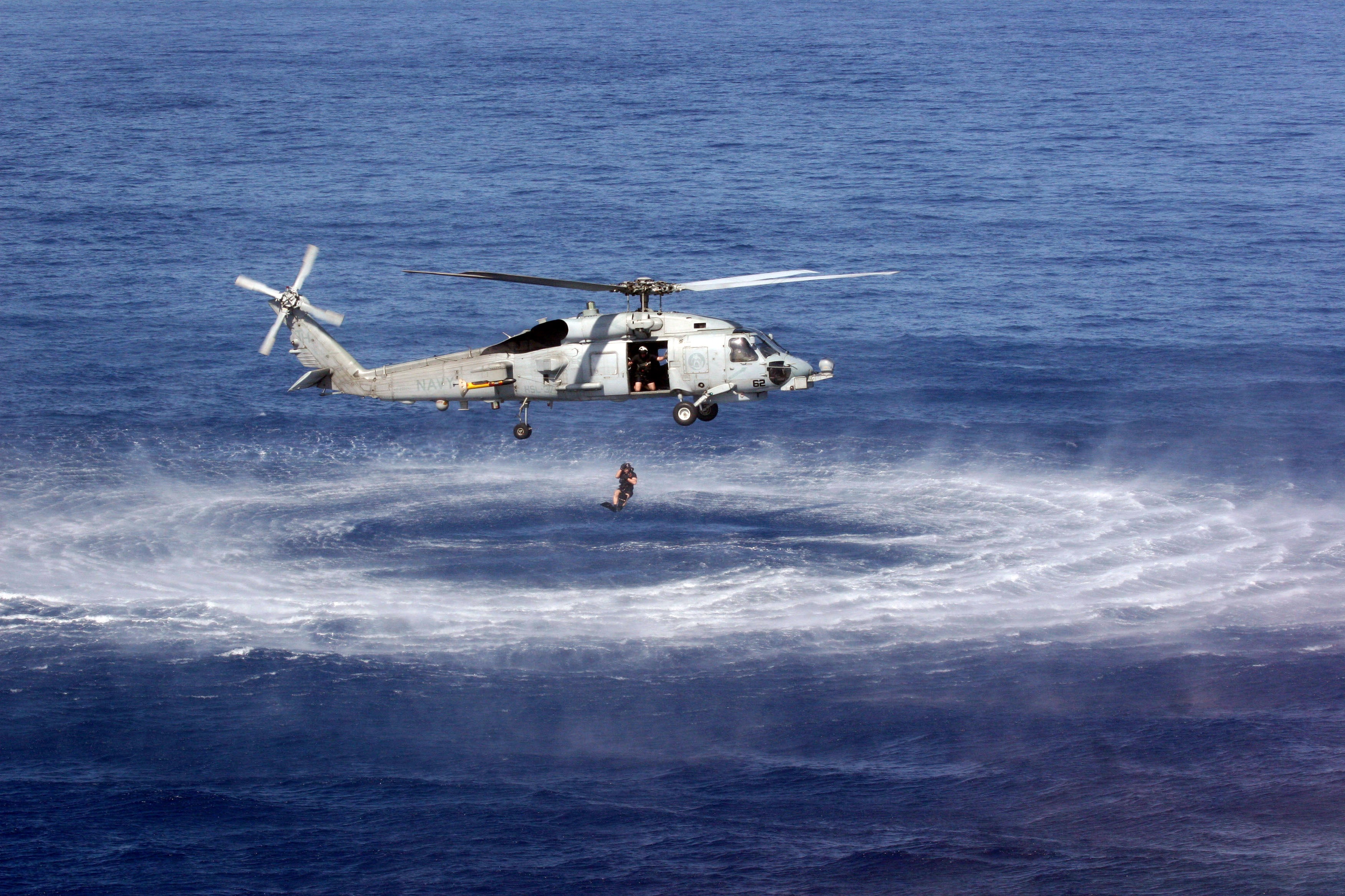 Helocasting in the sea photo