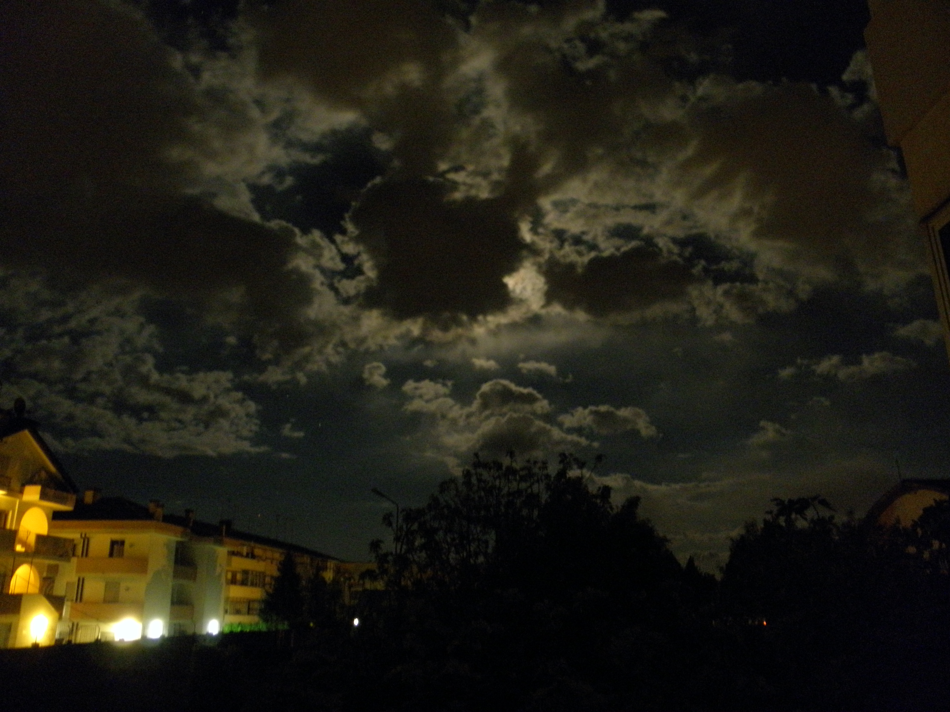 File:Night in Rovigo, moon hidden by clouds SP-600UZ night mode.JPG ...