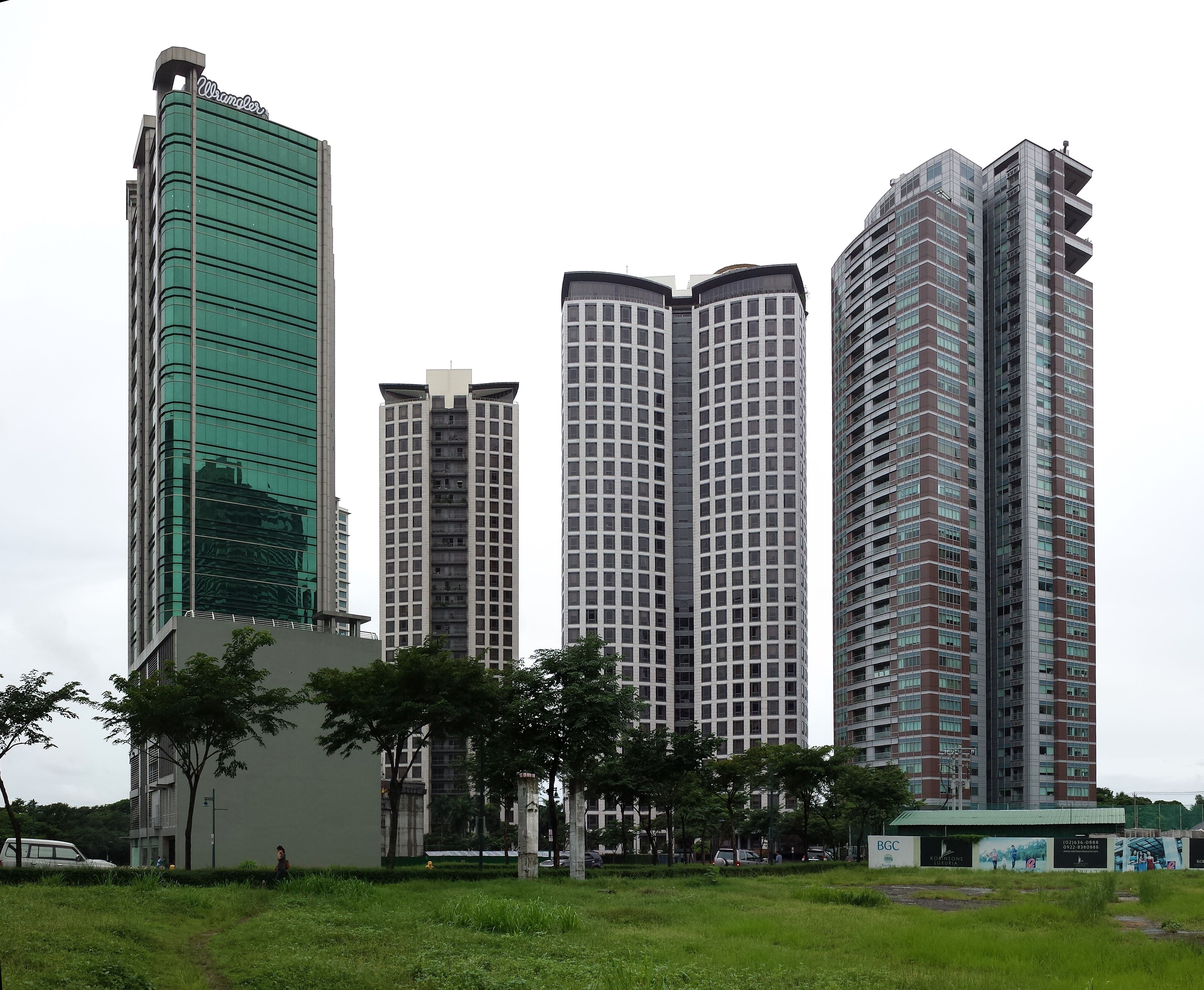 File:High-rise buildings in Bonifacio Global City.jpg - Wikimedia ...
