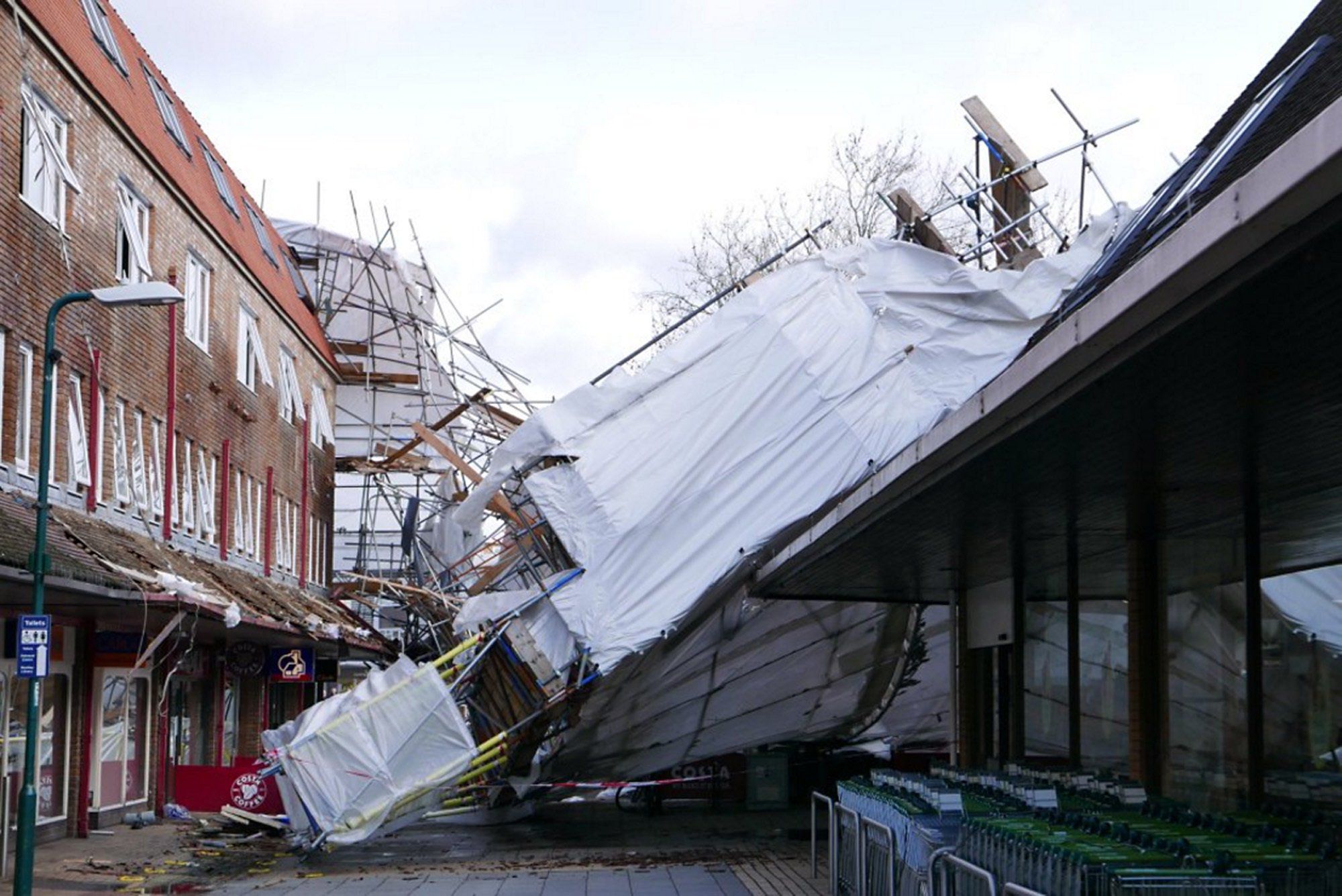 Storm Katie 2016: Scaffolding collapses in Woodley, Reading ...