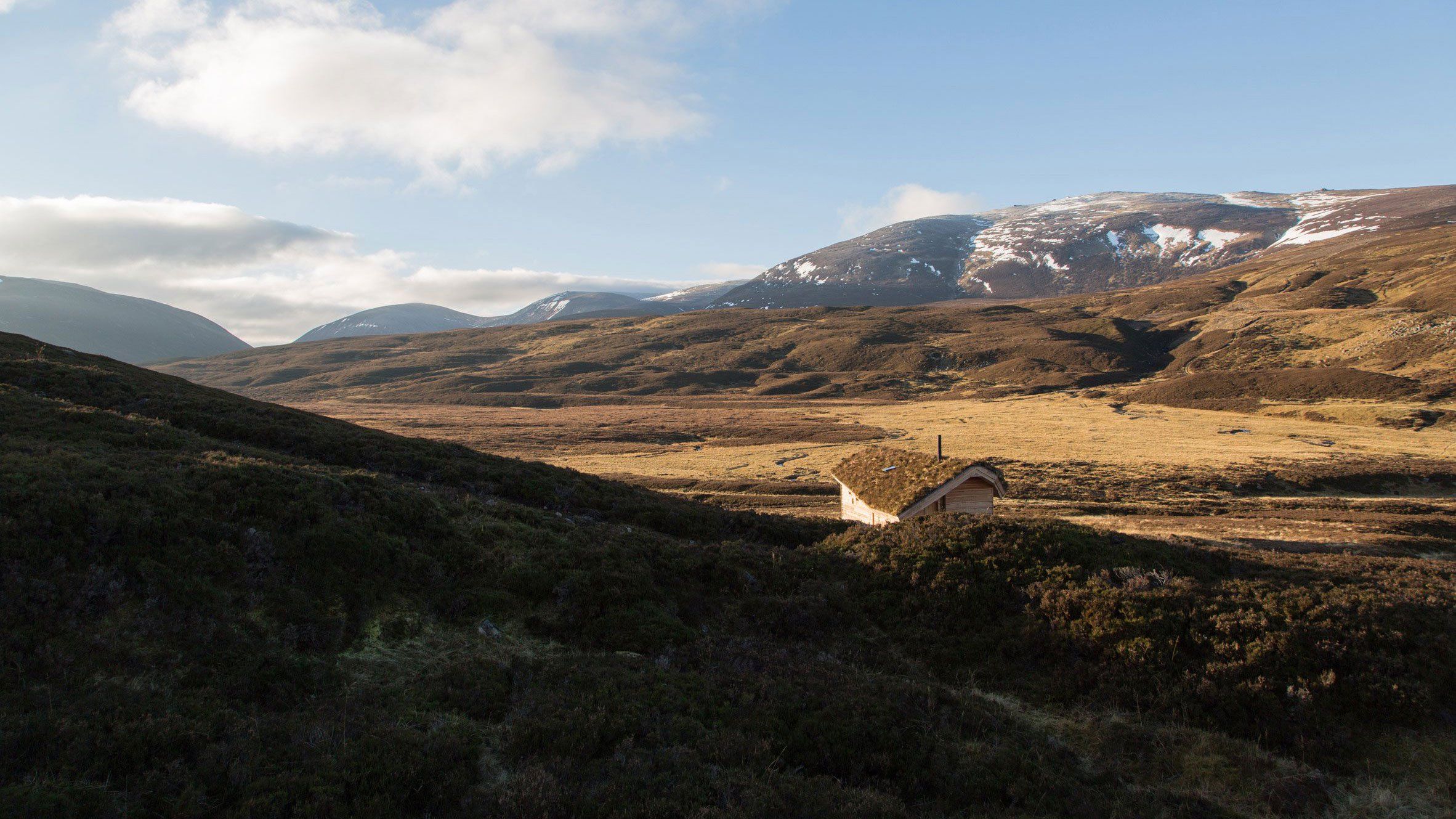 Moxon Architects builds humble cabin in mountainous Scottish ...
