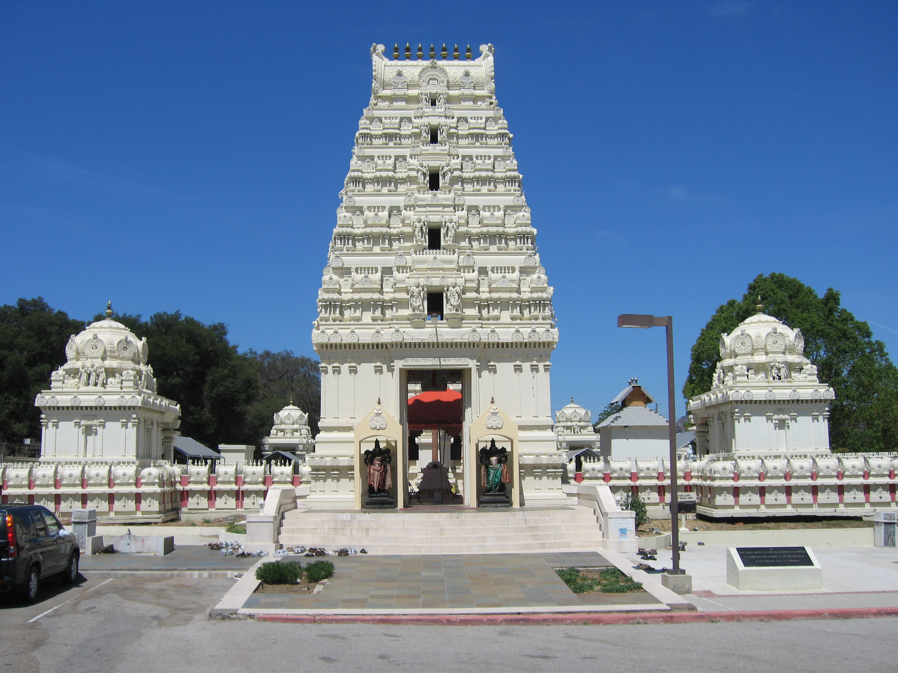 File:Malibu Hindu Temple 25.jpg - Wikimedia Commons
