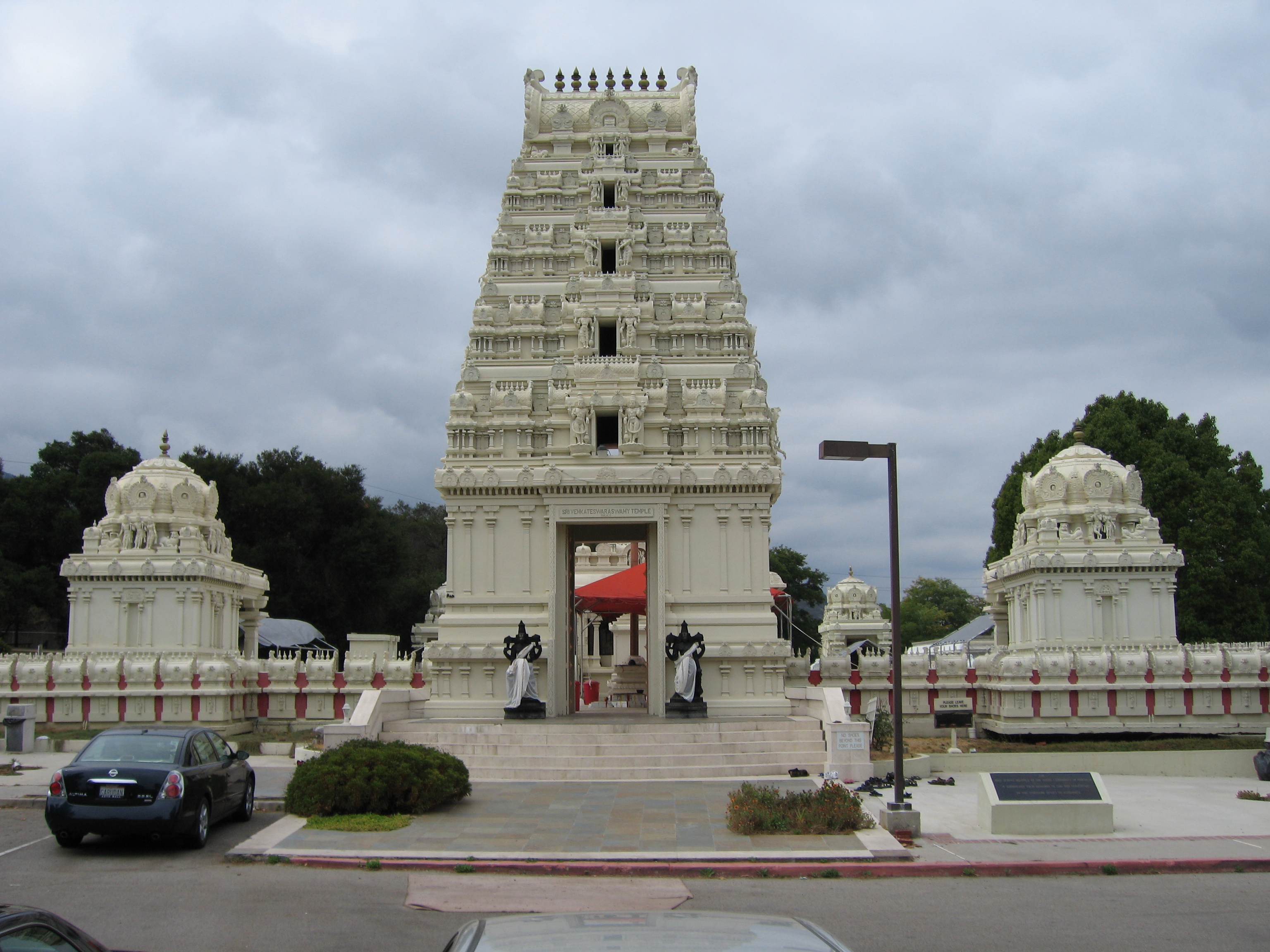 File:Malibu Hindu Temple 11.jpg - Wikimedia Commons