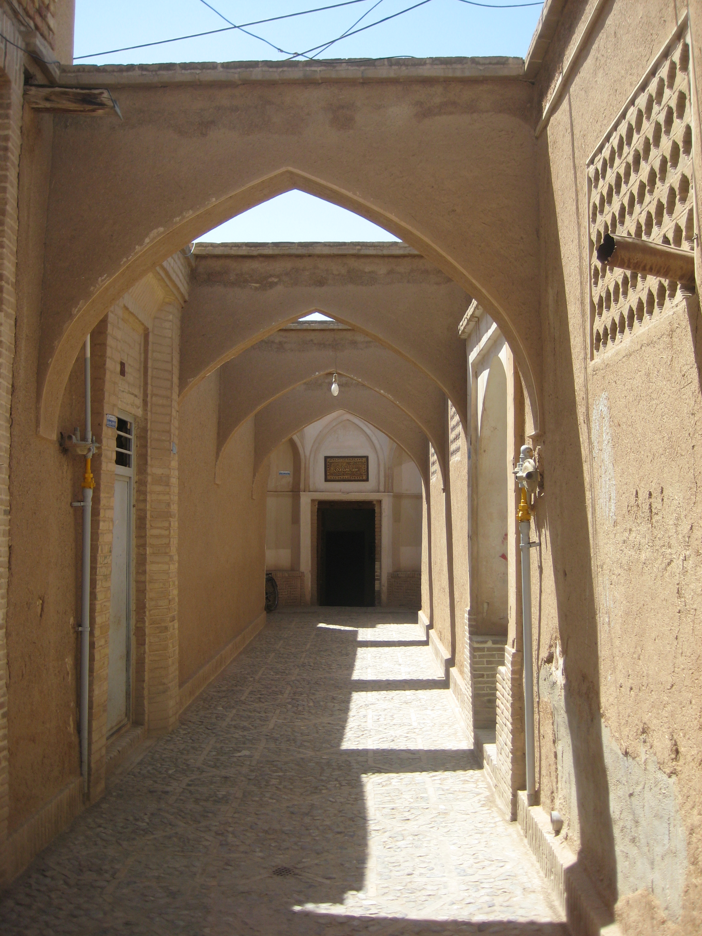 File:Historic House Entrance in Kashan Iran.jpg - Wikimedia Commons