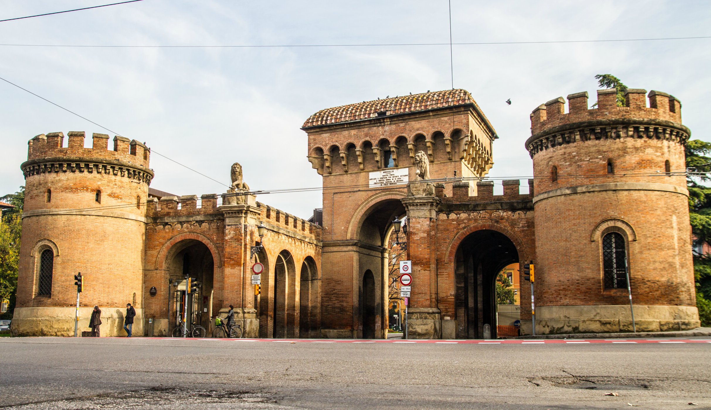 Historical buildings and streets - Bologna Welcome