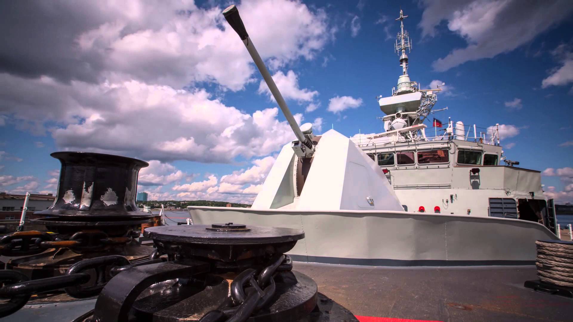 Time-lapse video HMCS MONTREAL/Vidéo aux clichés accélérés du NCSM ...