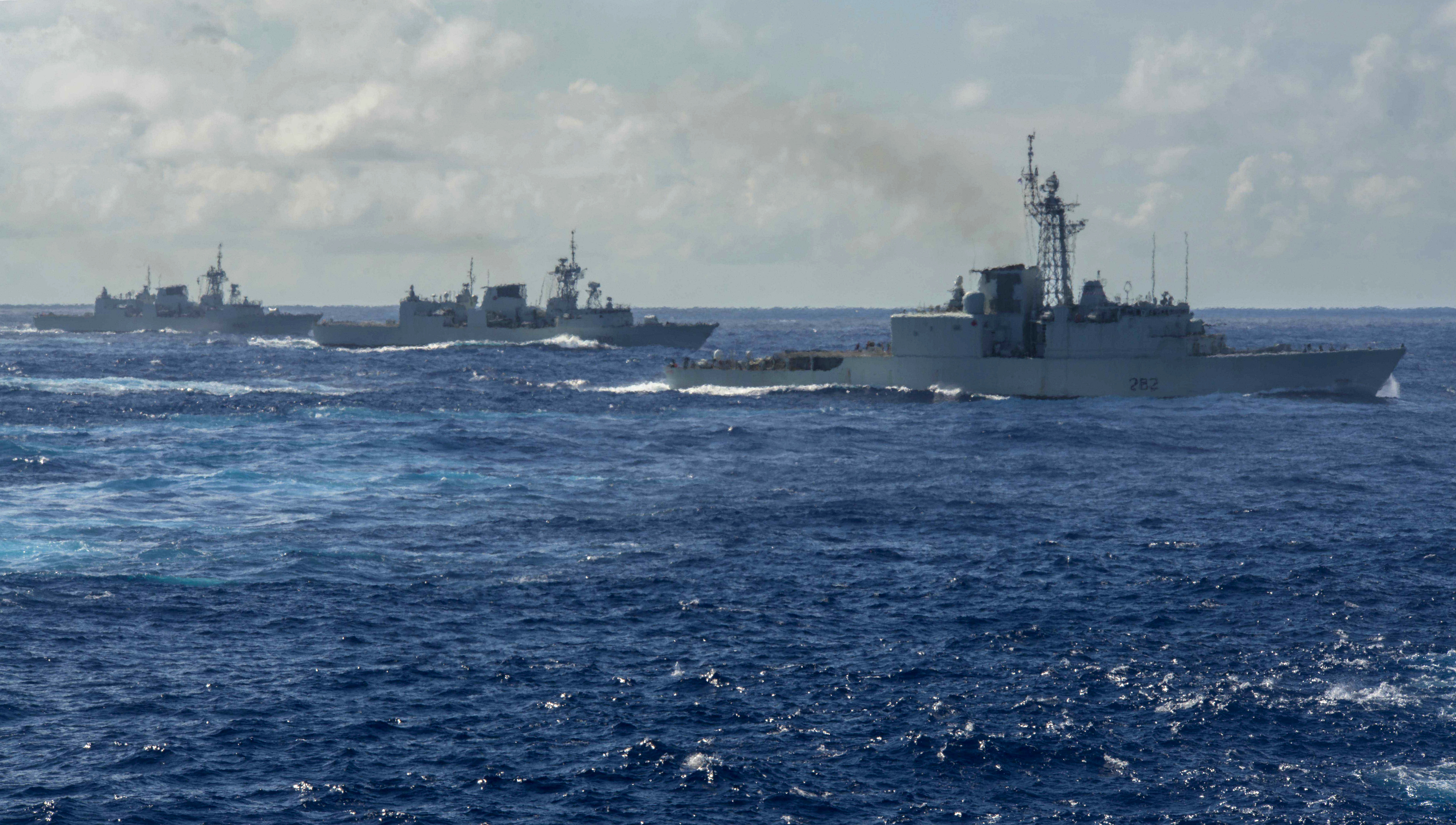 File:HMCS Athabascan (DDG 282) underway with HMCS Halifax (FFH 330 ...