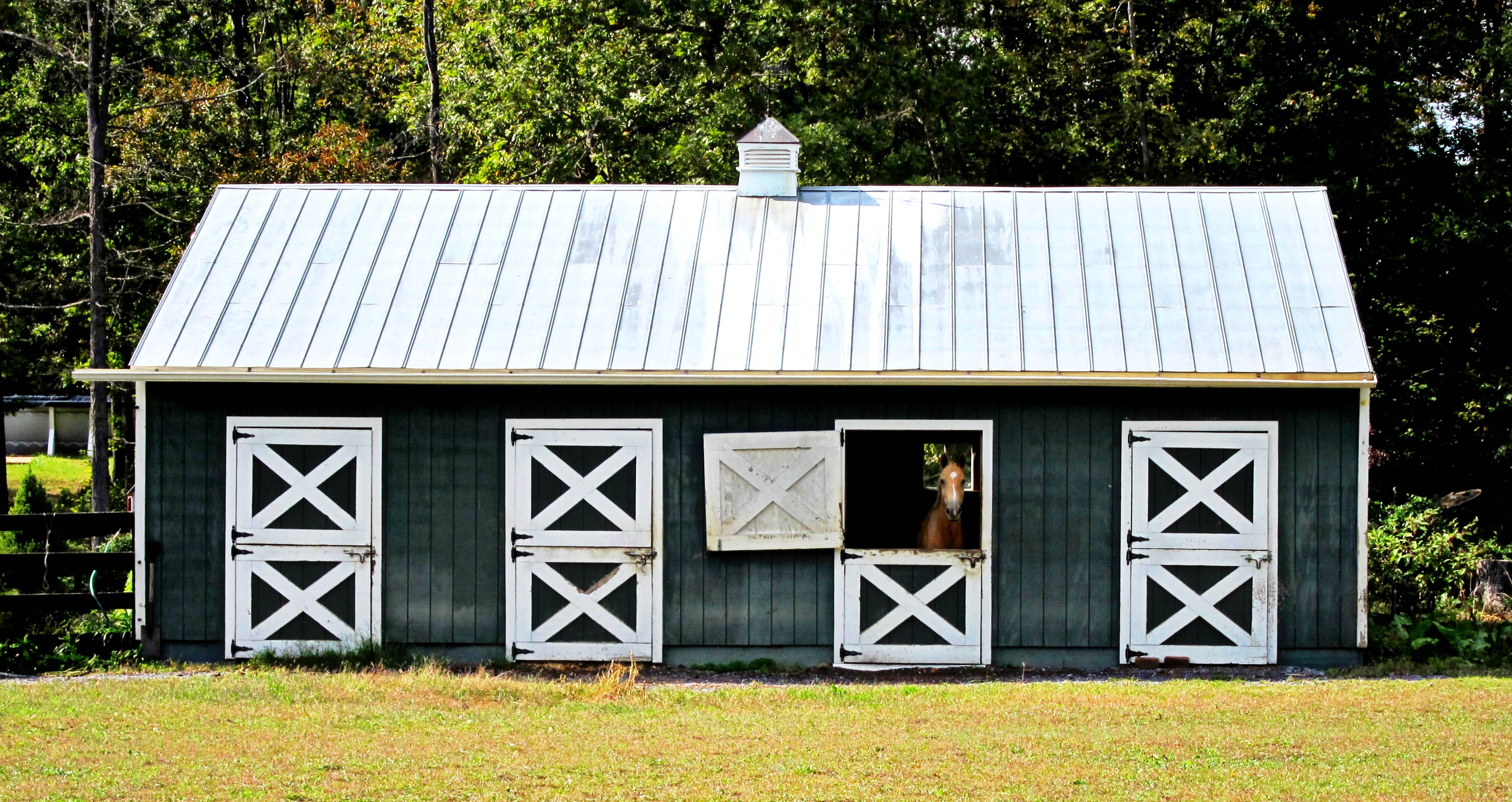 File:Horse stable - Middletown.jpg - Wikimedia Commons