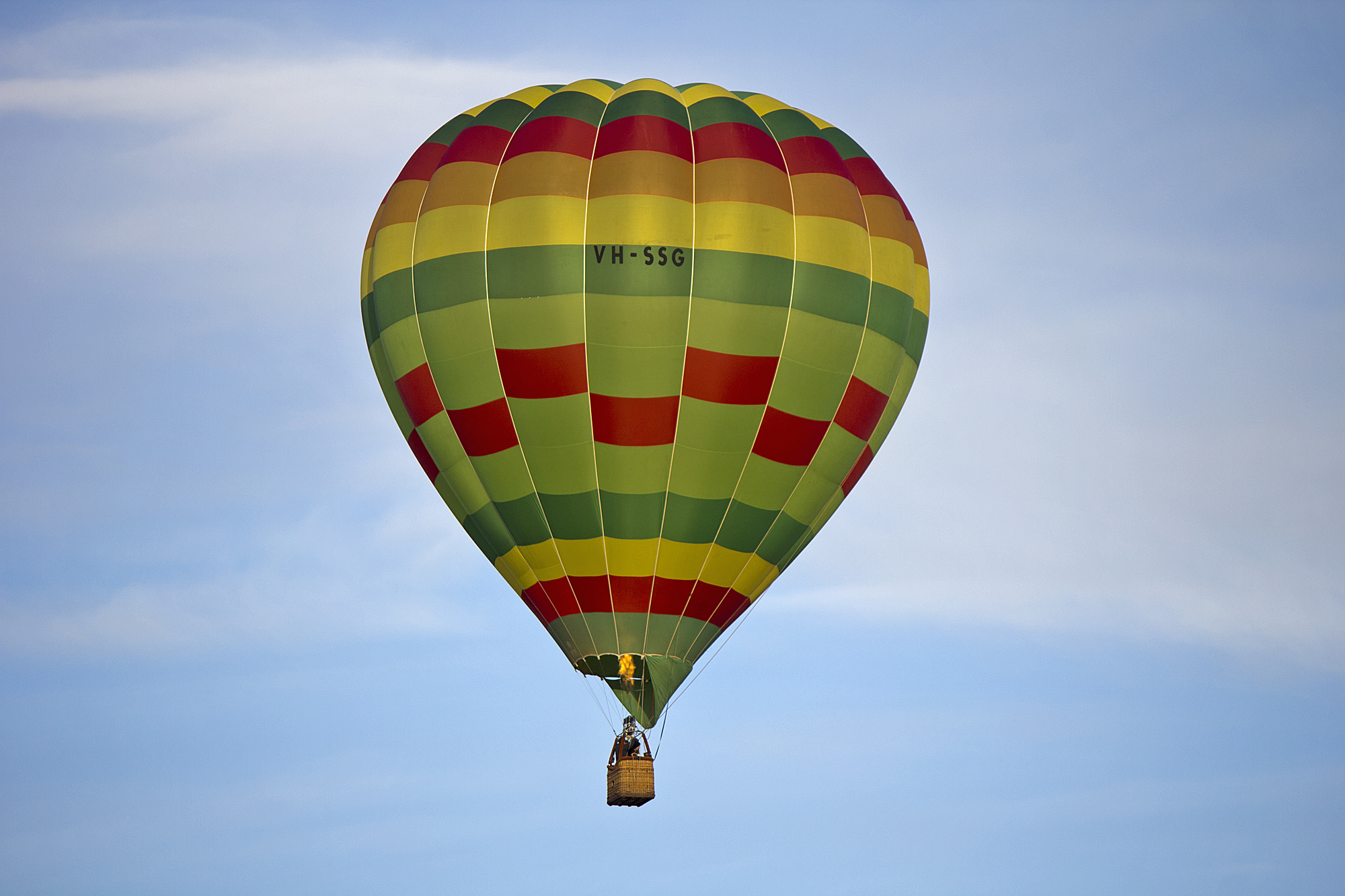 File:Hot air balloon over Leeton (6).jpg - Wikimedia Commons