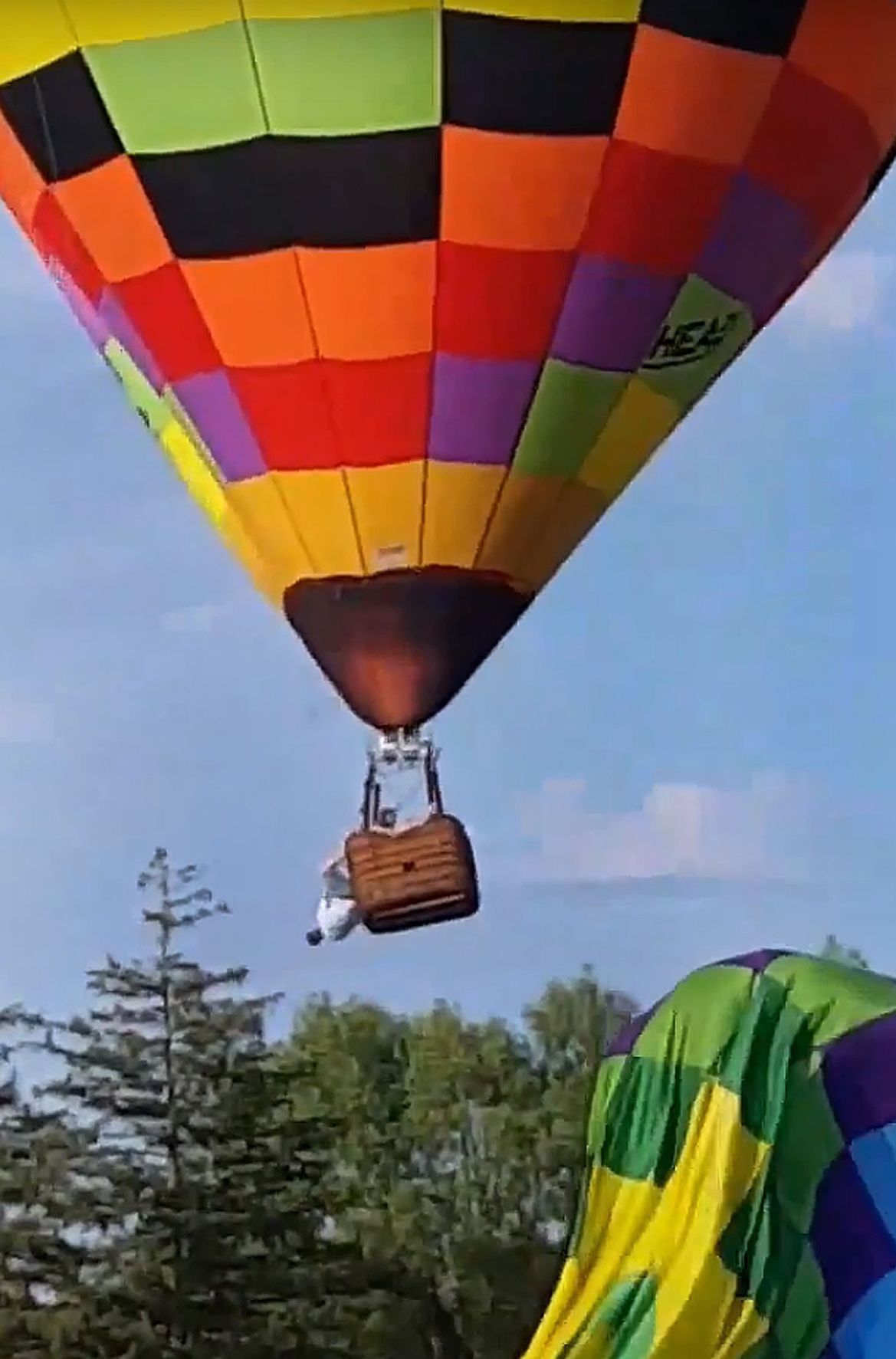 Pilot falls from hot-air balloon during Chatsworth event | Local ...